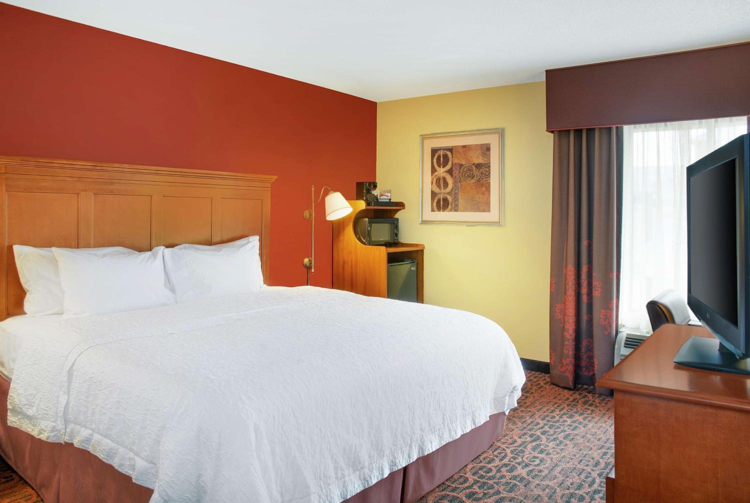 King Room with King Bed - Non-Smoking - Photo 5