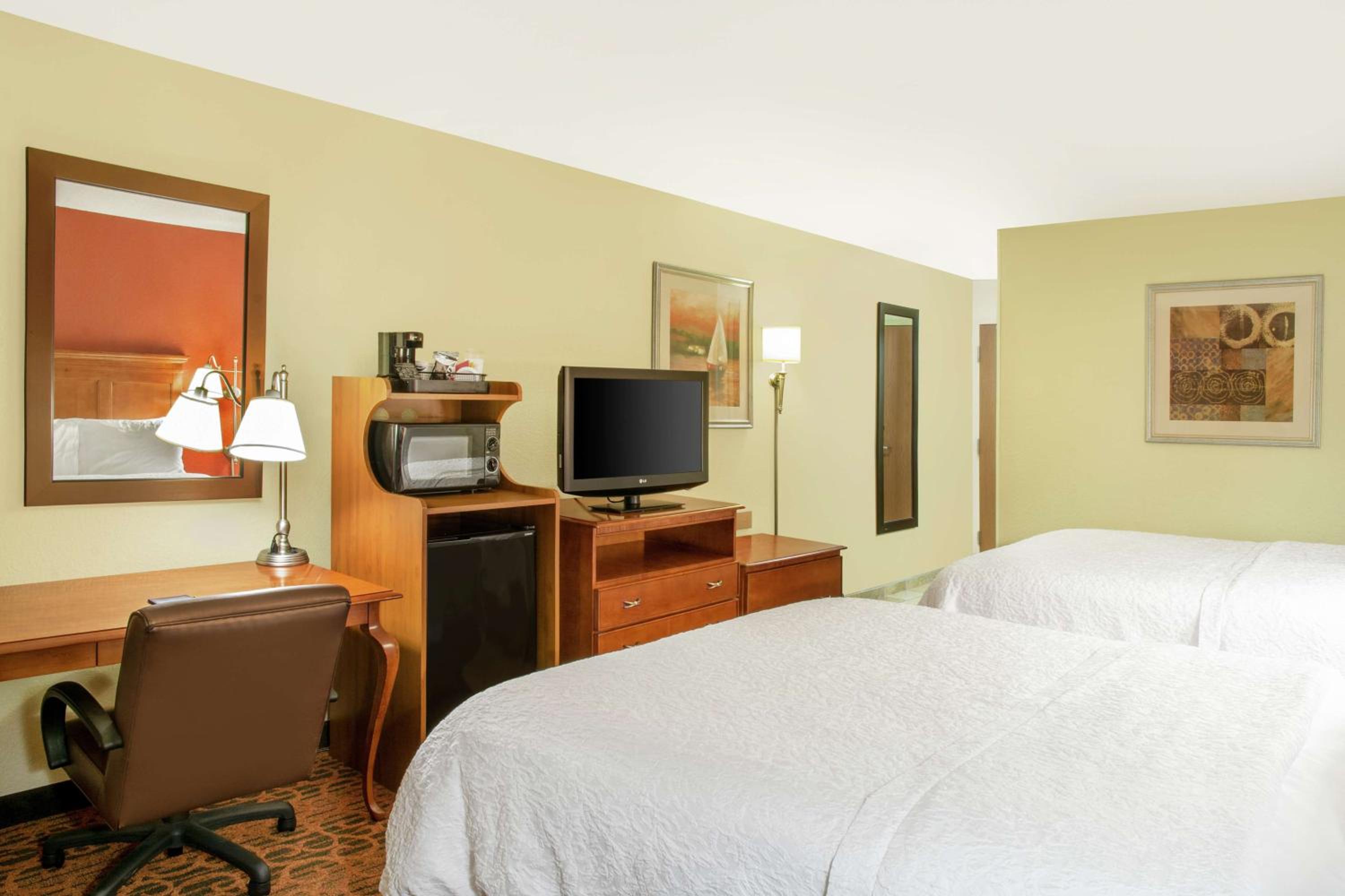 Room with Two Queen Beds - Non-Smoking - Photo 4