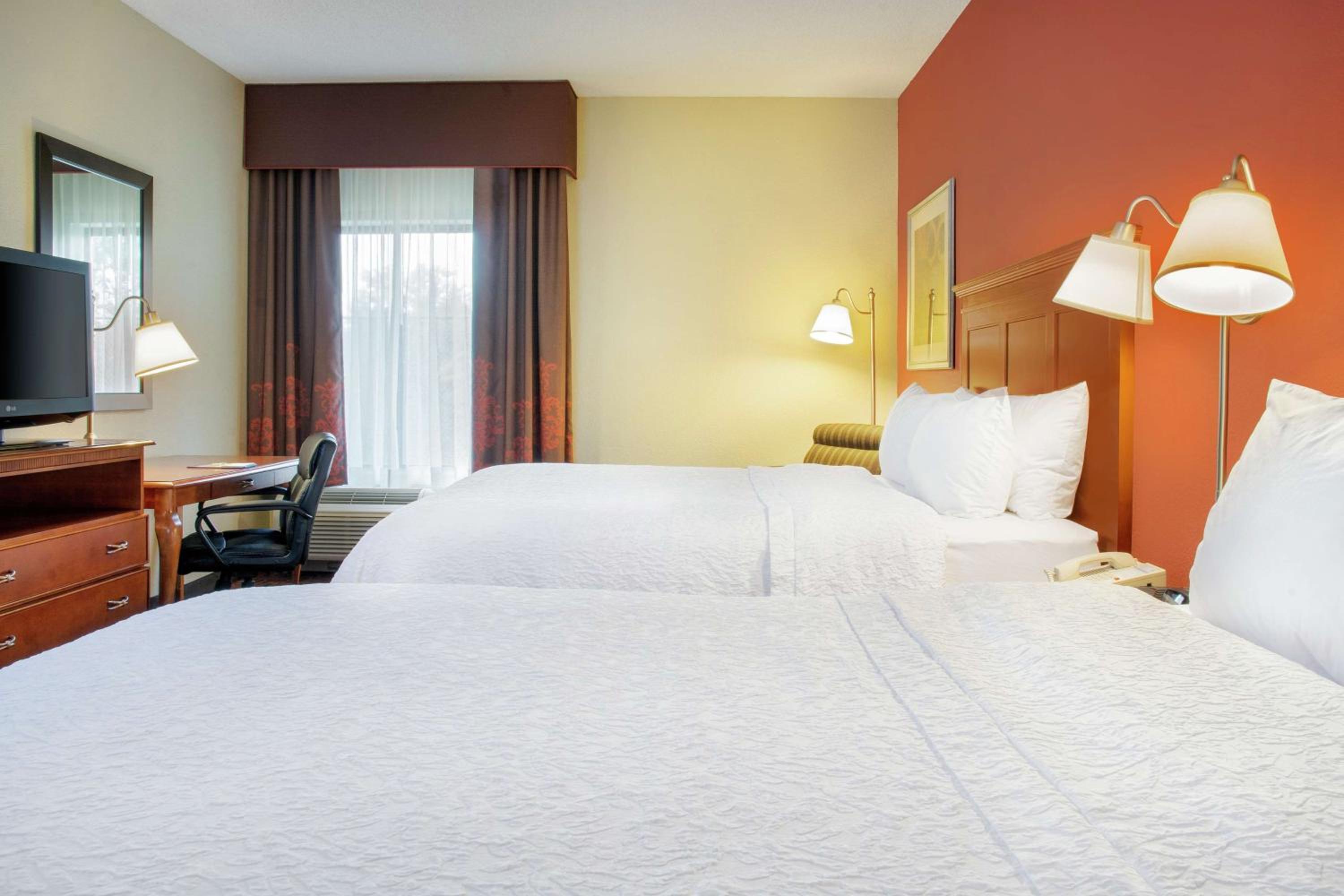 Room with Two Queen Beds - Non-Smoking - Photo 3