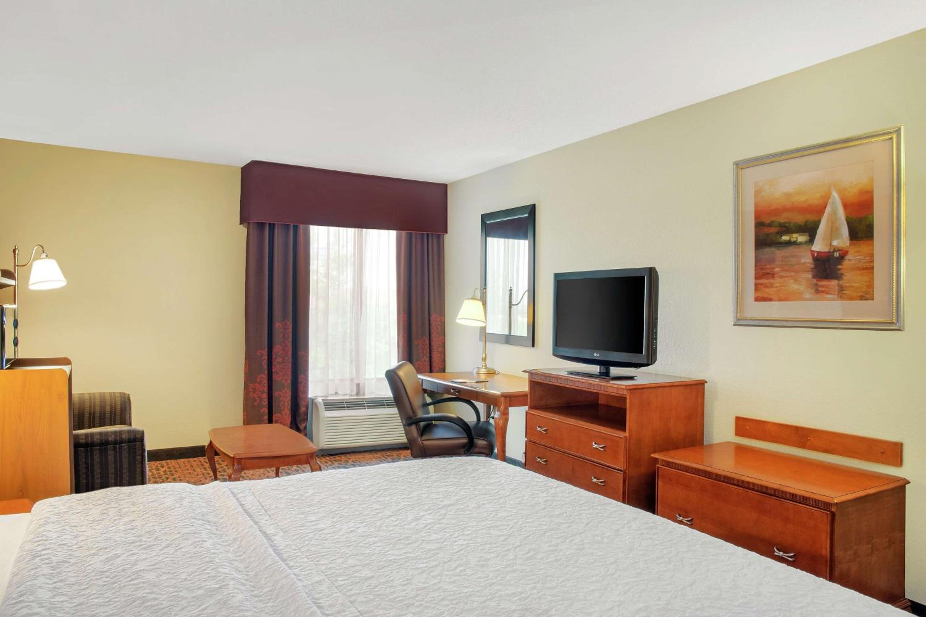 King Room with Sofa Bed and Study - Non-Smoking - Photo 1