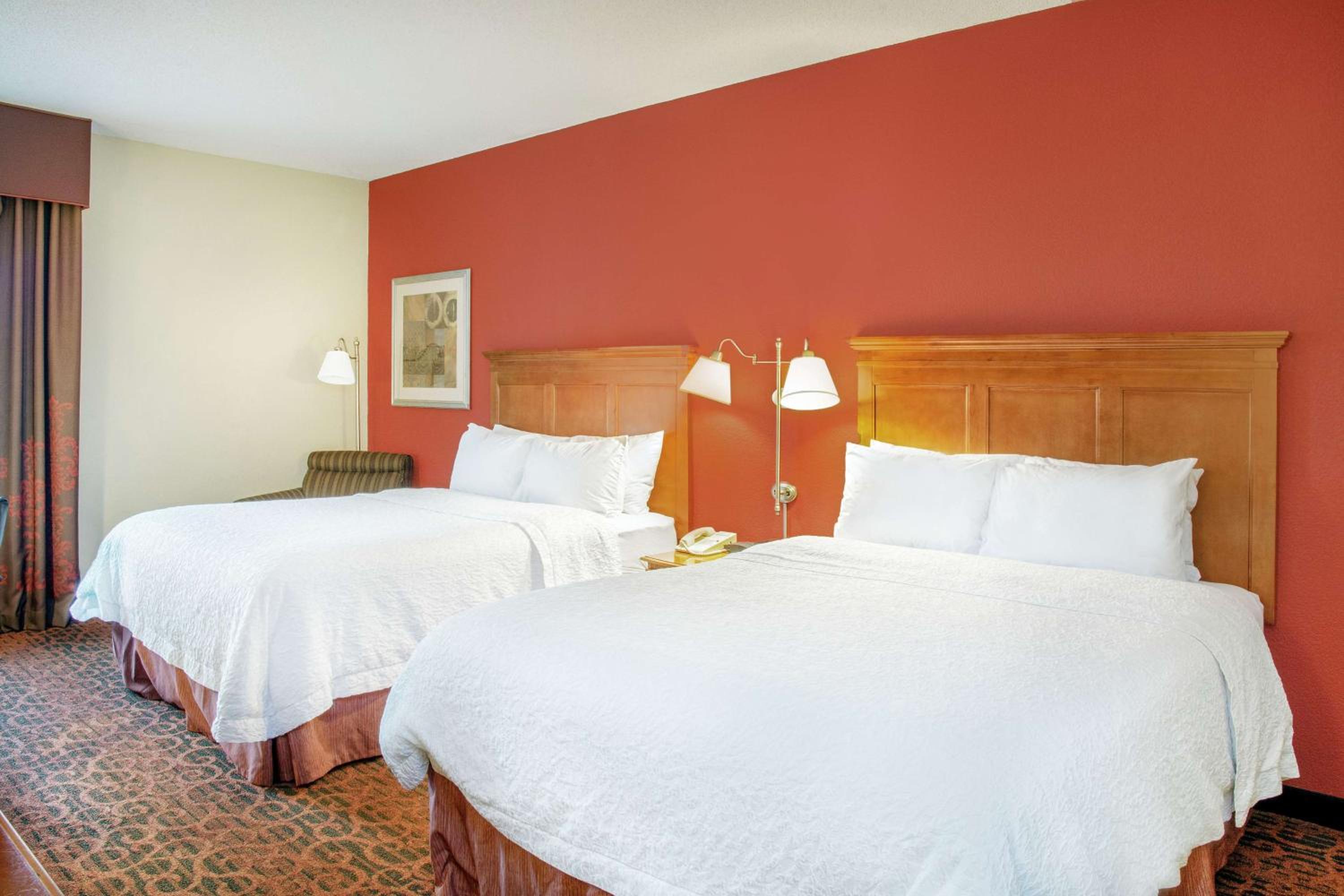 Room with Two Queen Beds - Non-Smoking - Photo 2