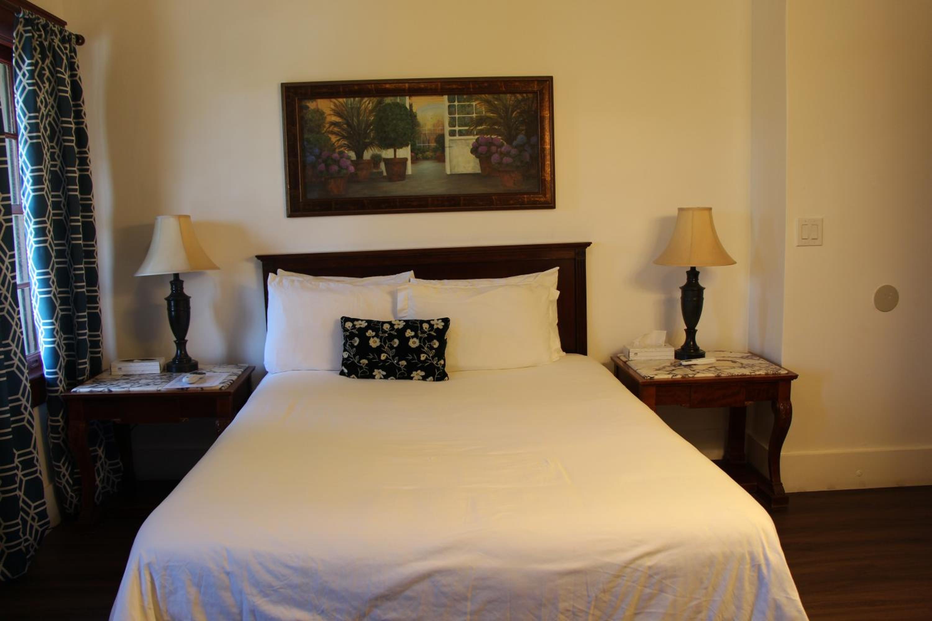 Queen Room photo 2