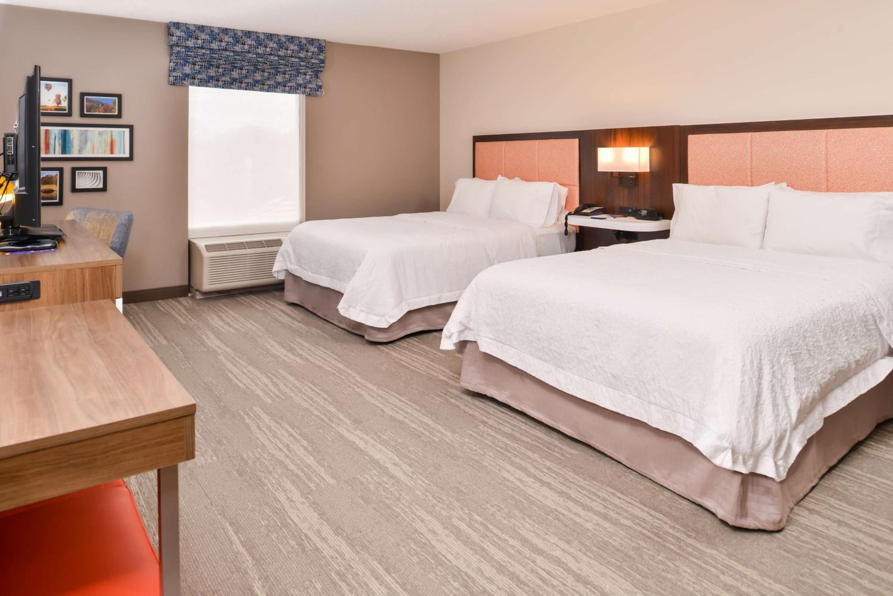 Queen Room with Two Queen Beds - Photo 11