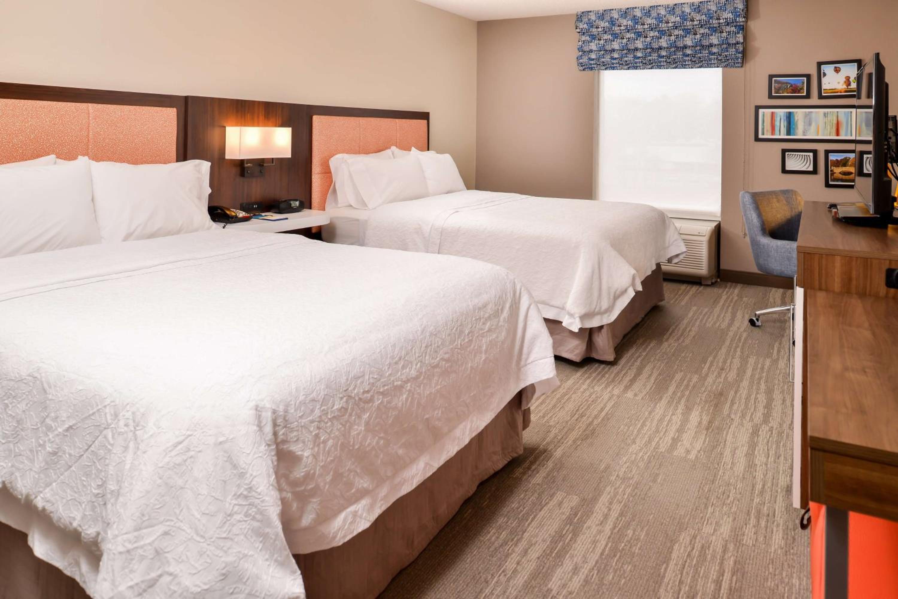 Queen Room with Two Queen Beds - Photo 12