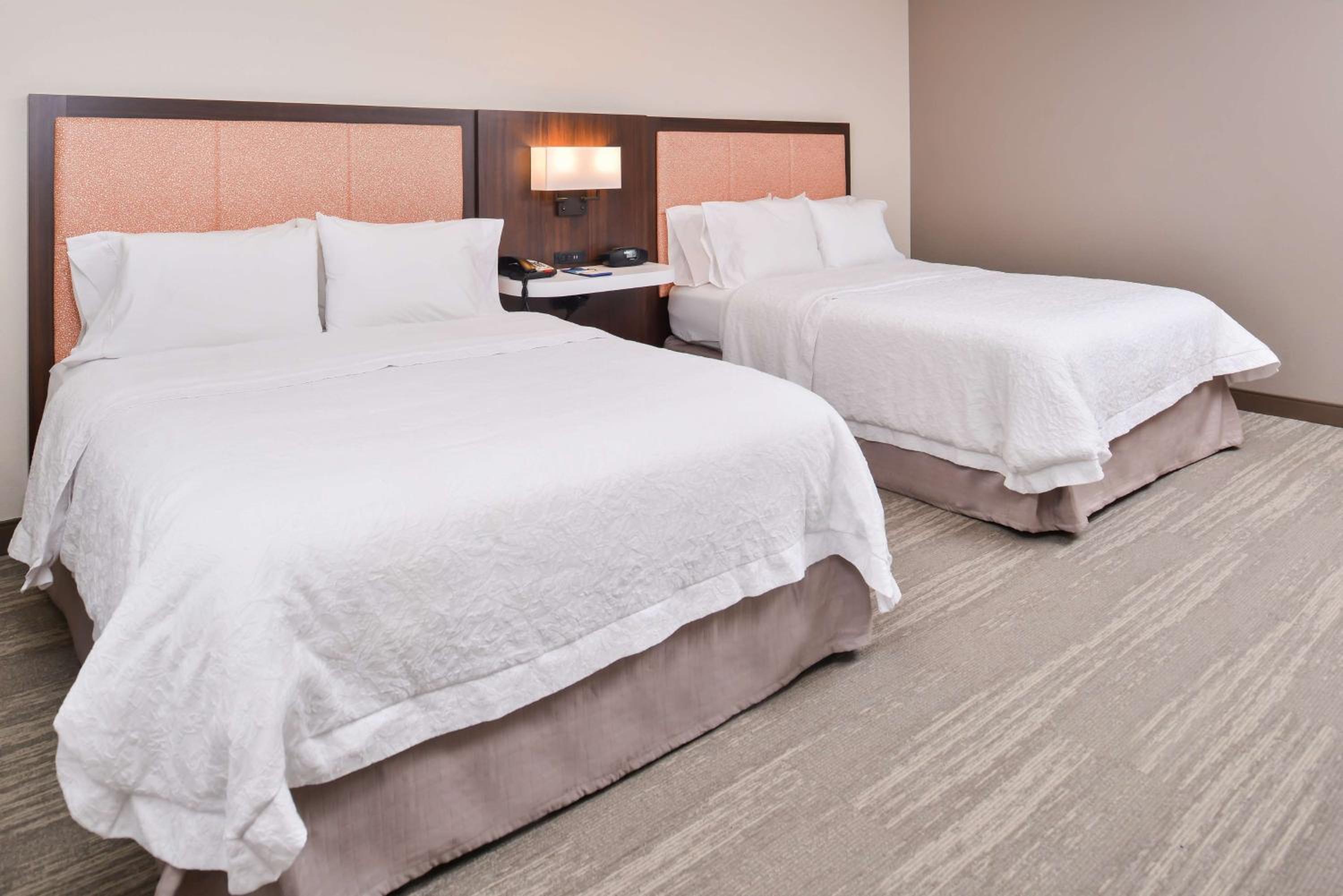 Queen Room with Two Queen Beds - Photo 4