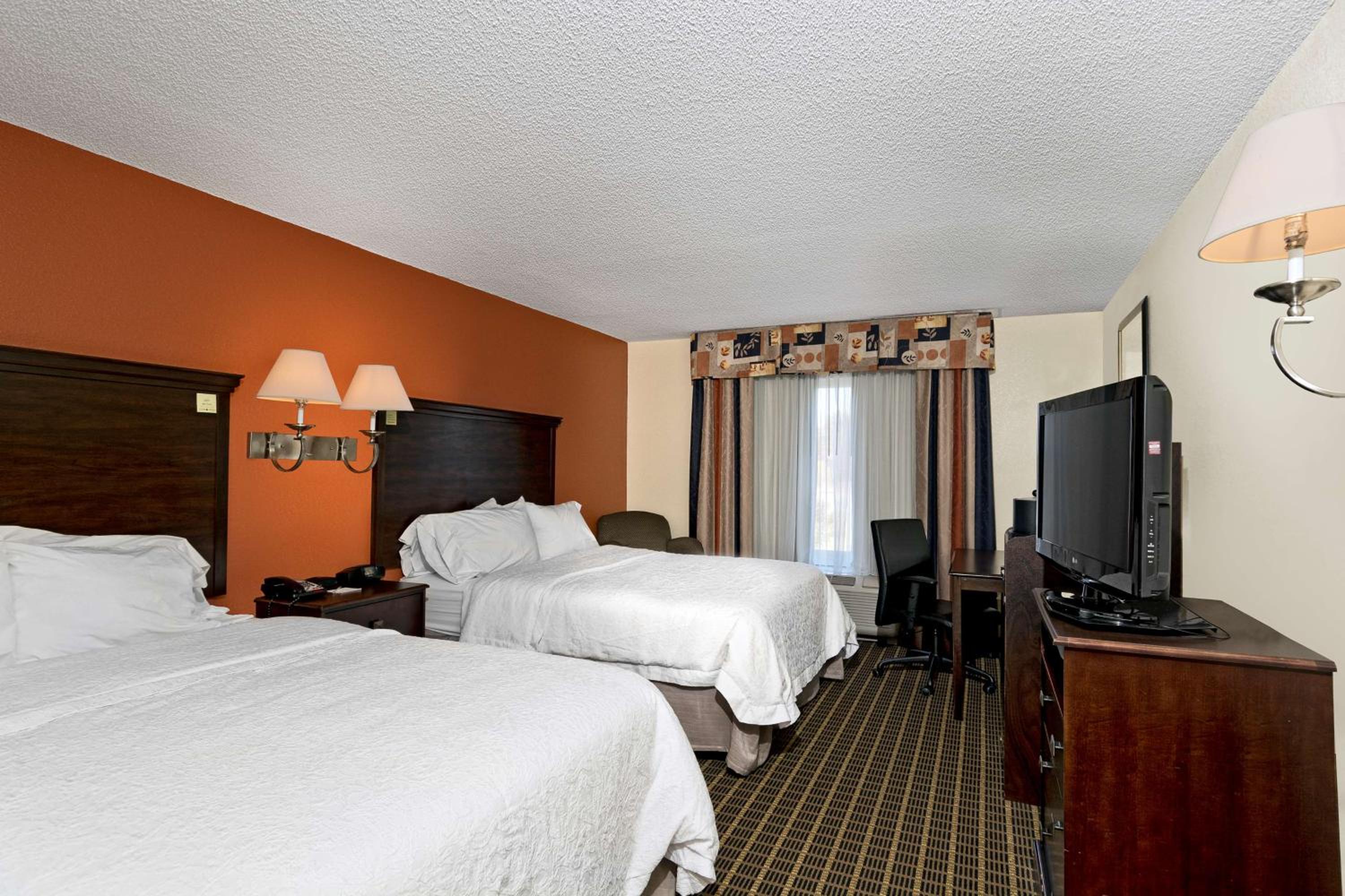 Queen Room with Two Queen Beds - Photo 5