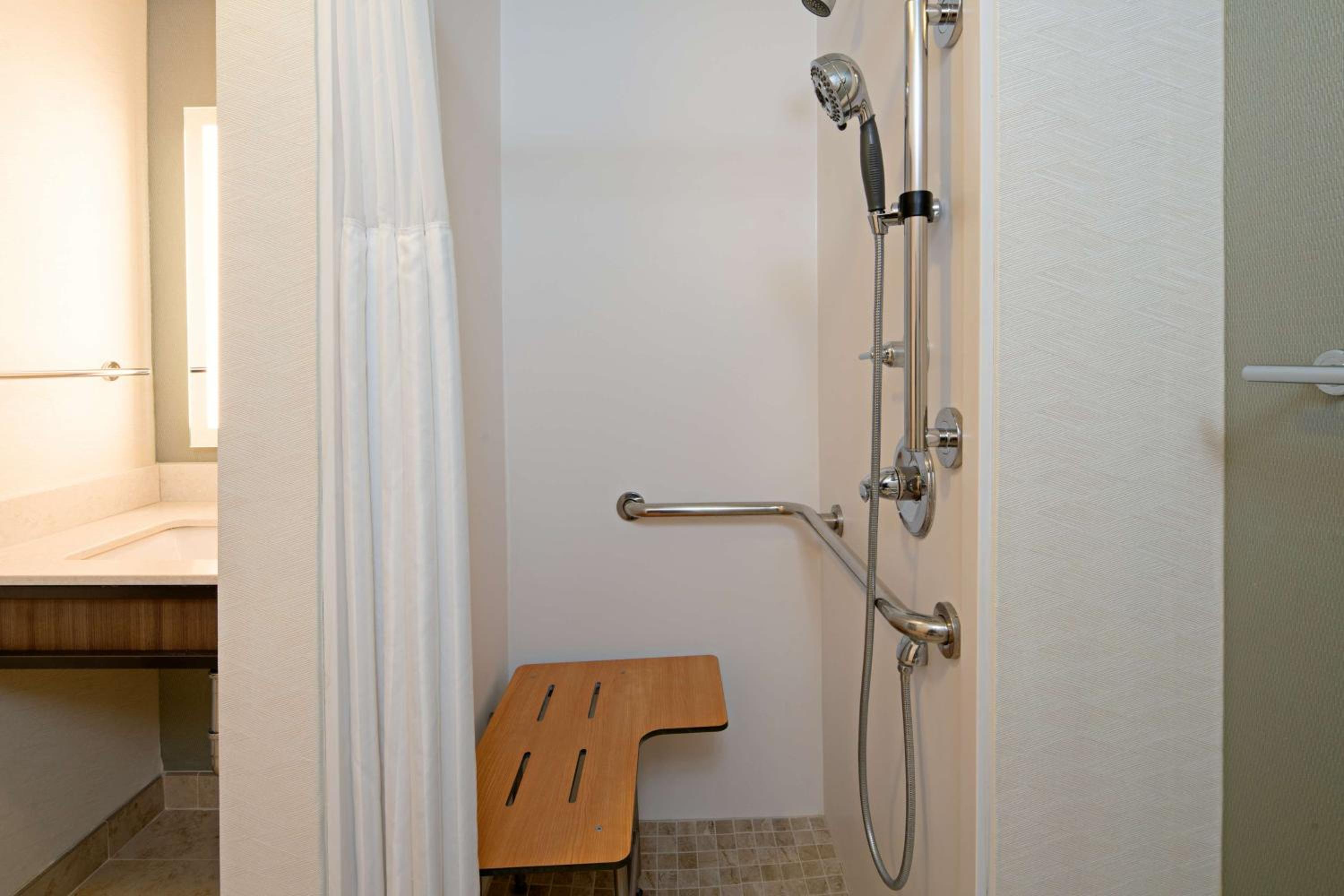 Twin Room - Disability Access with Roll-In Shower photo 2
