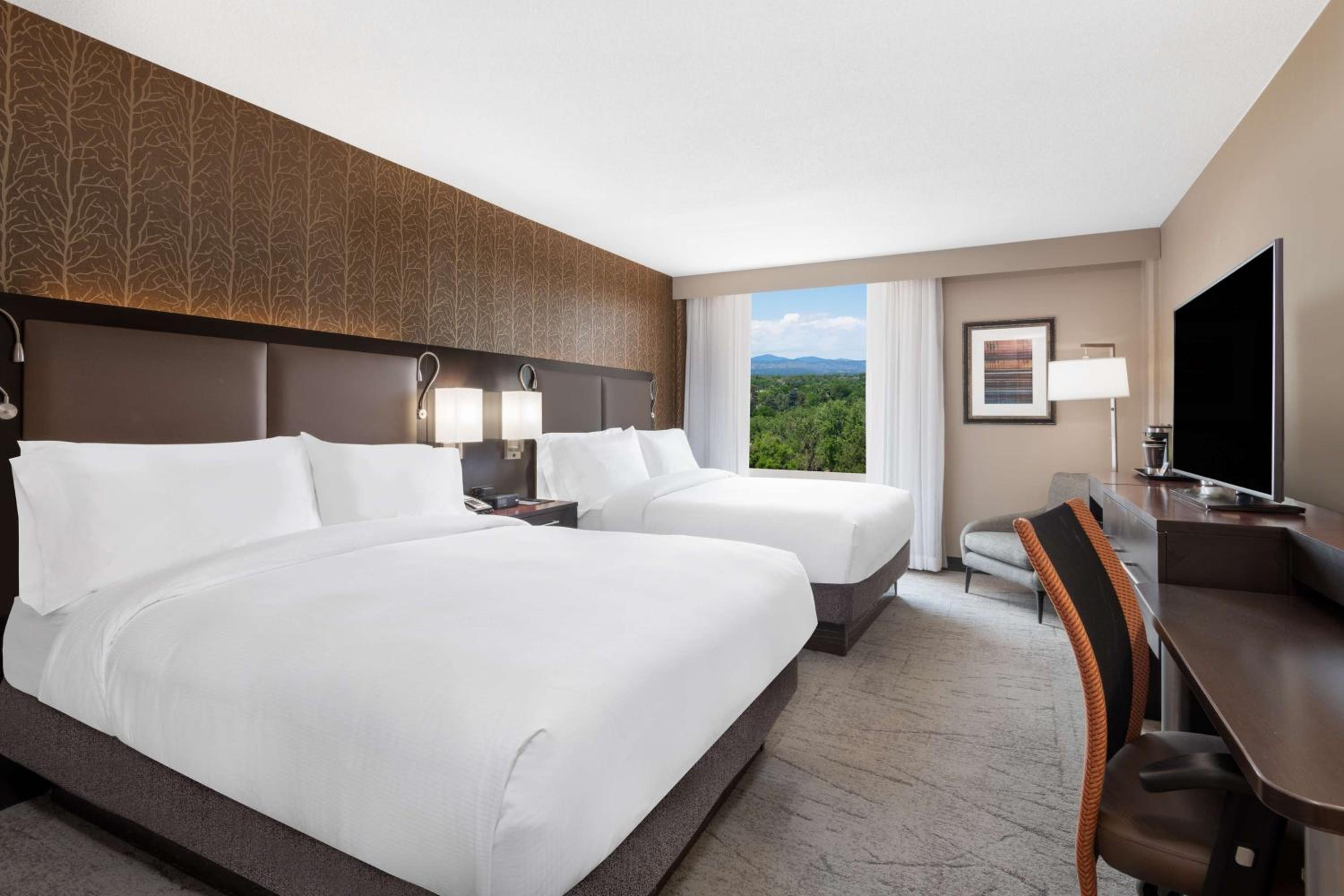 Queen Room with Two Queen Beds and Mountain View photo 1