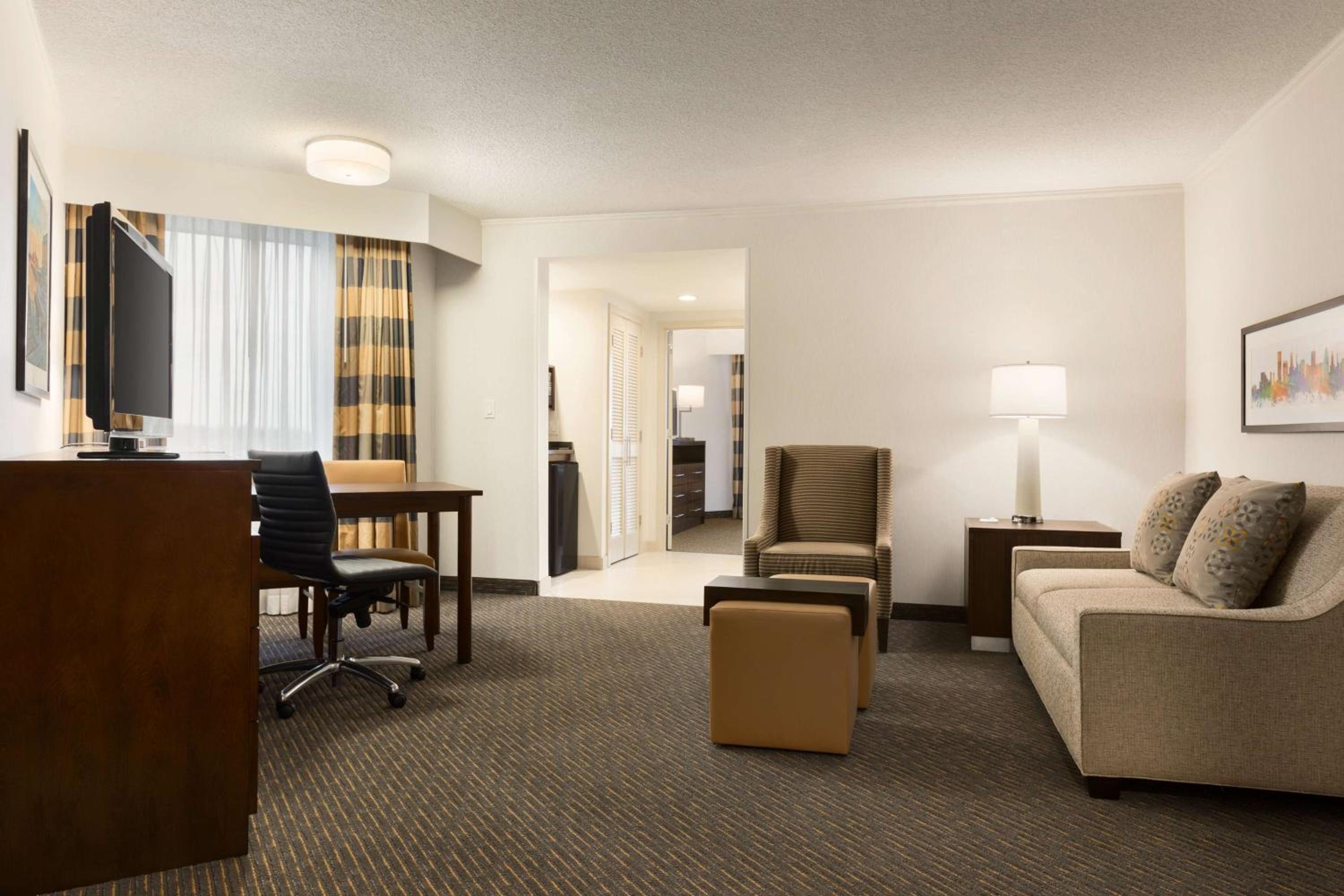 King Suite with Accessible Tub - Mobility and Hearing Access/Non-Smoking - Photo 2