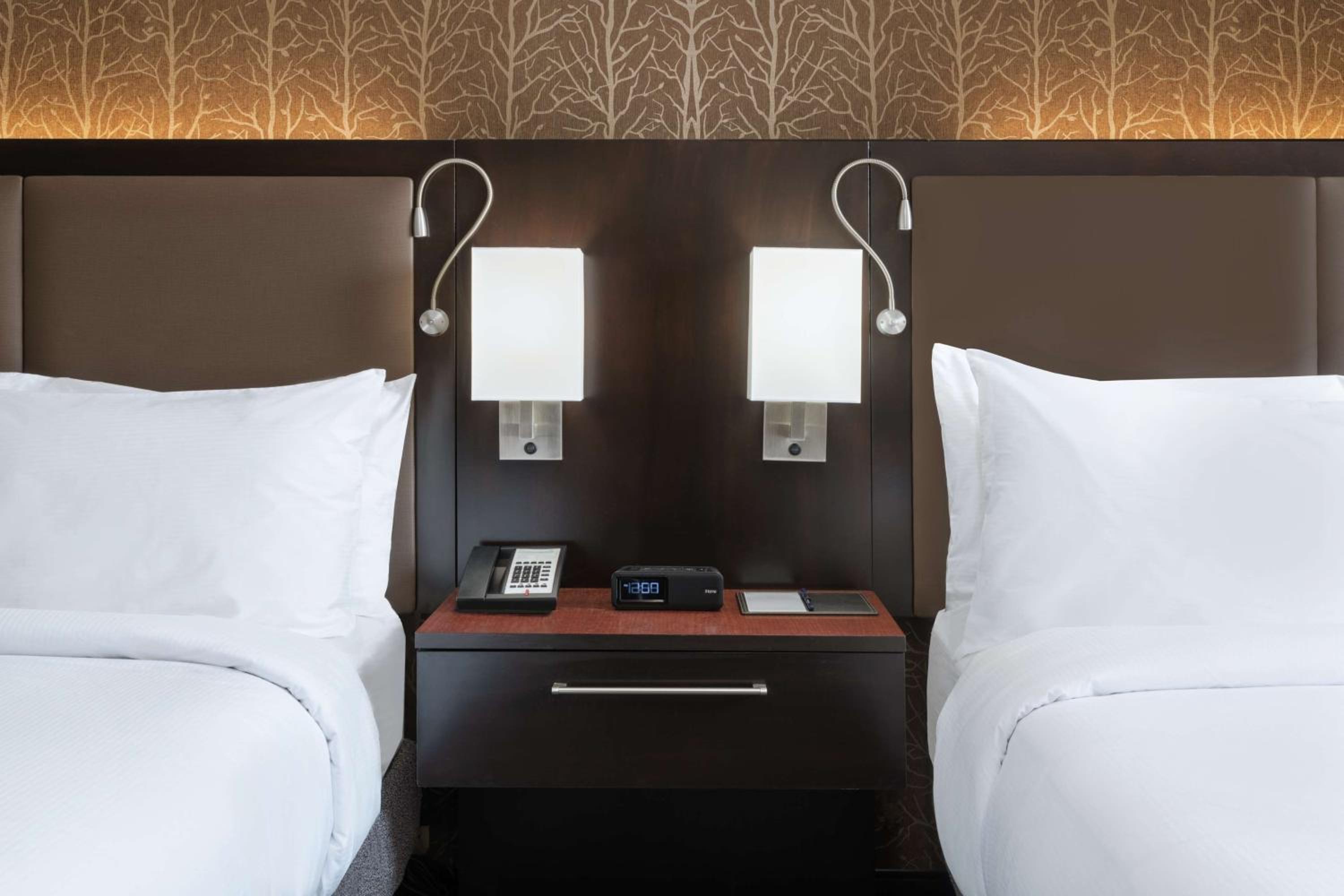 Queen Room with Two Queen Beds photo 2