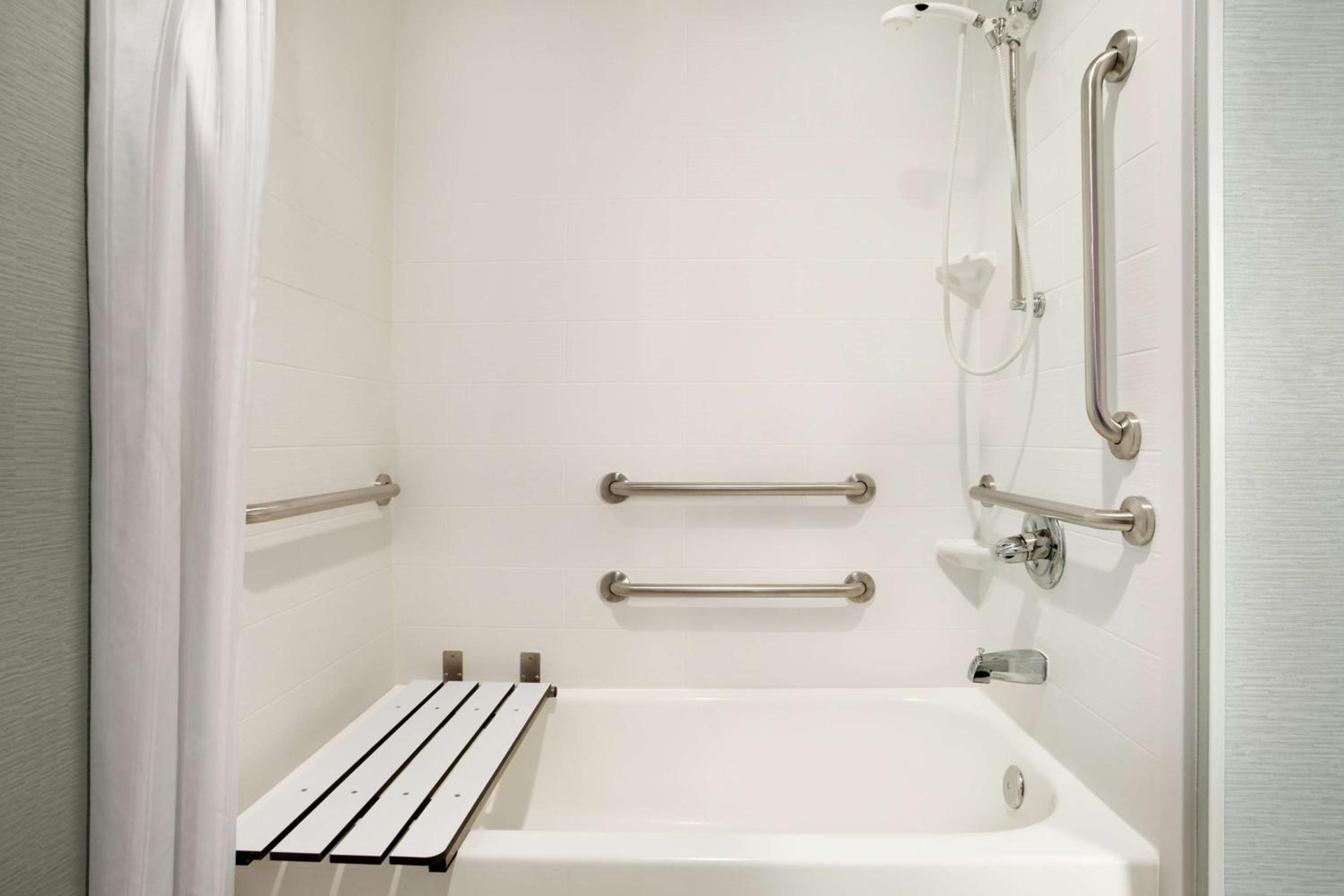 Queen Suite with Tub - Mobility Access/Non-Smoking - Photo 5