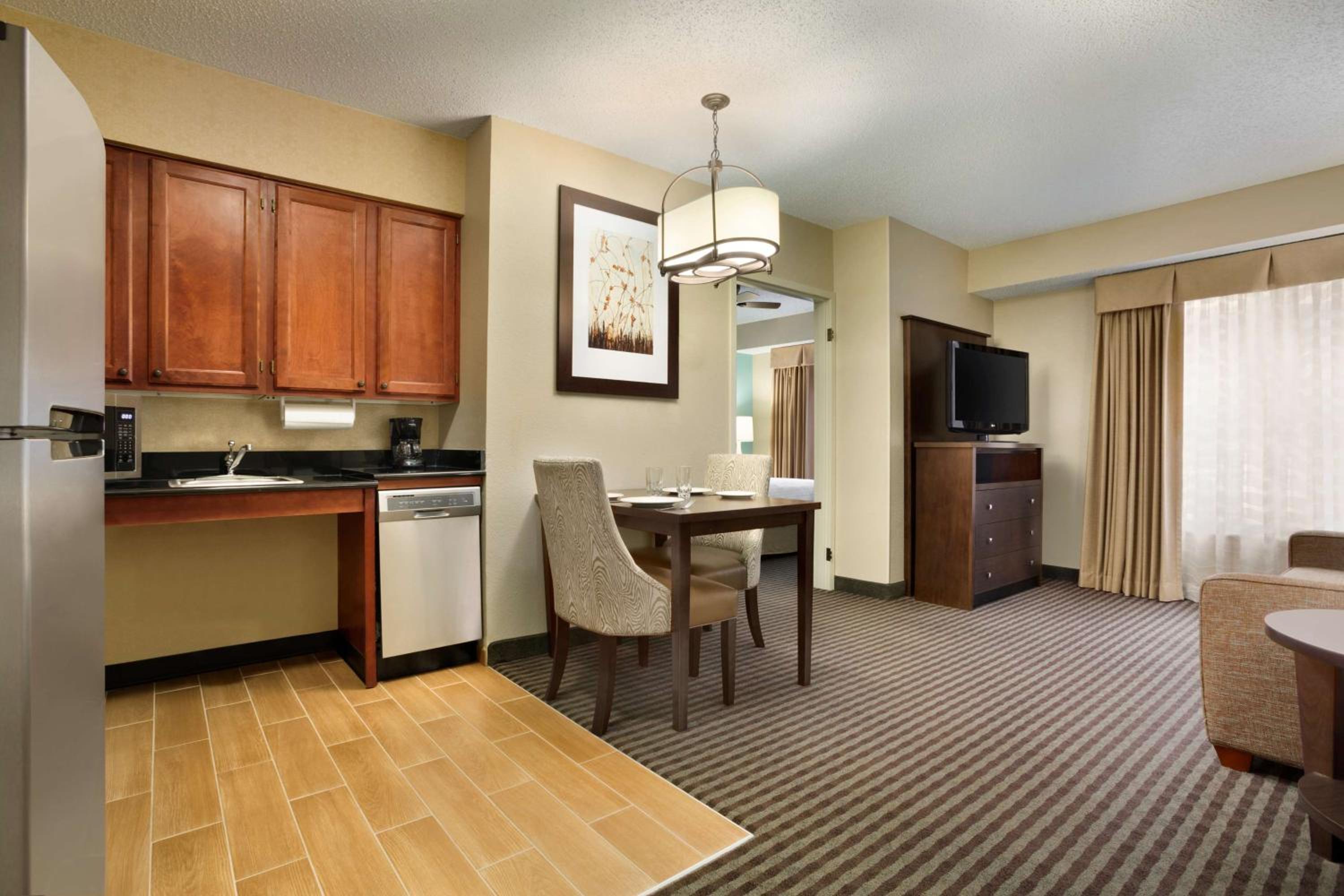 Queen Suite with Tub - Mobility Access/Non-Smoking - Photo 2
