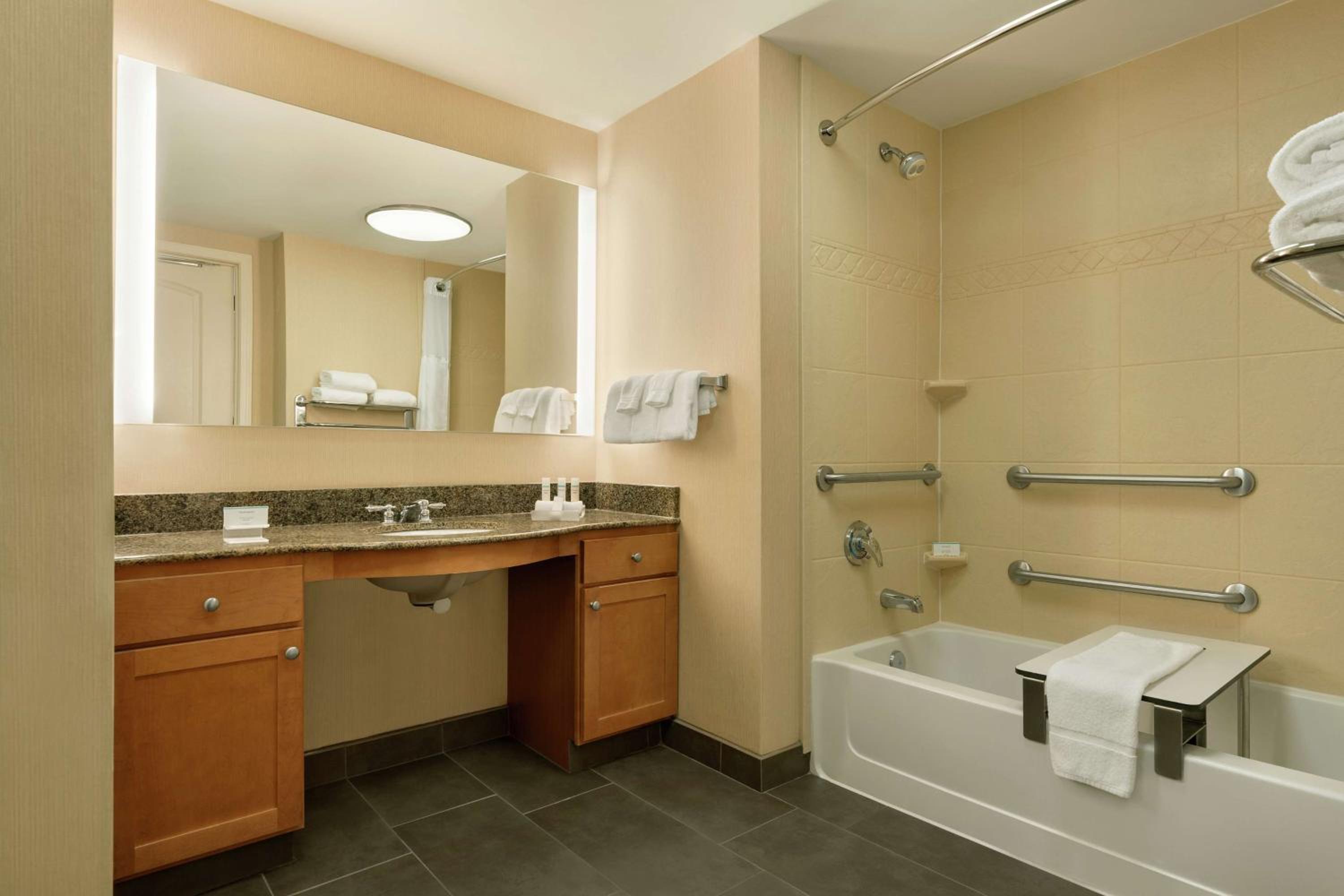 King Suite with Accessible Tub - Mobility and Hearing Access/Non-Smoking - Photo 4
