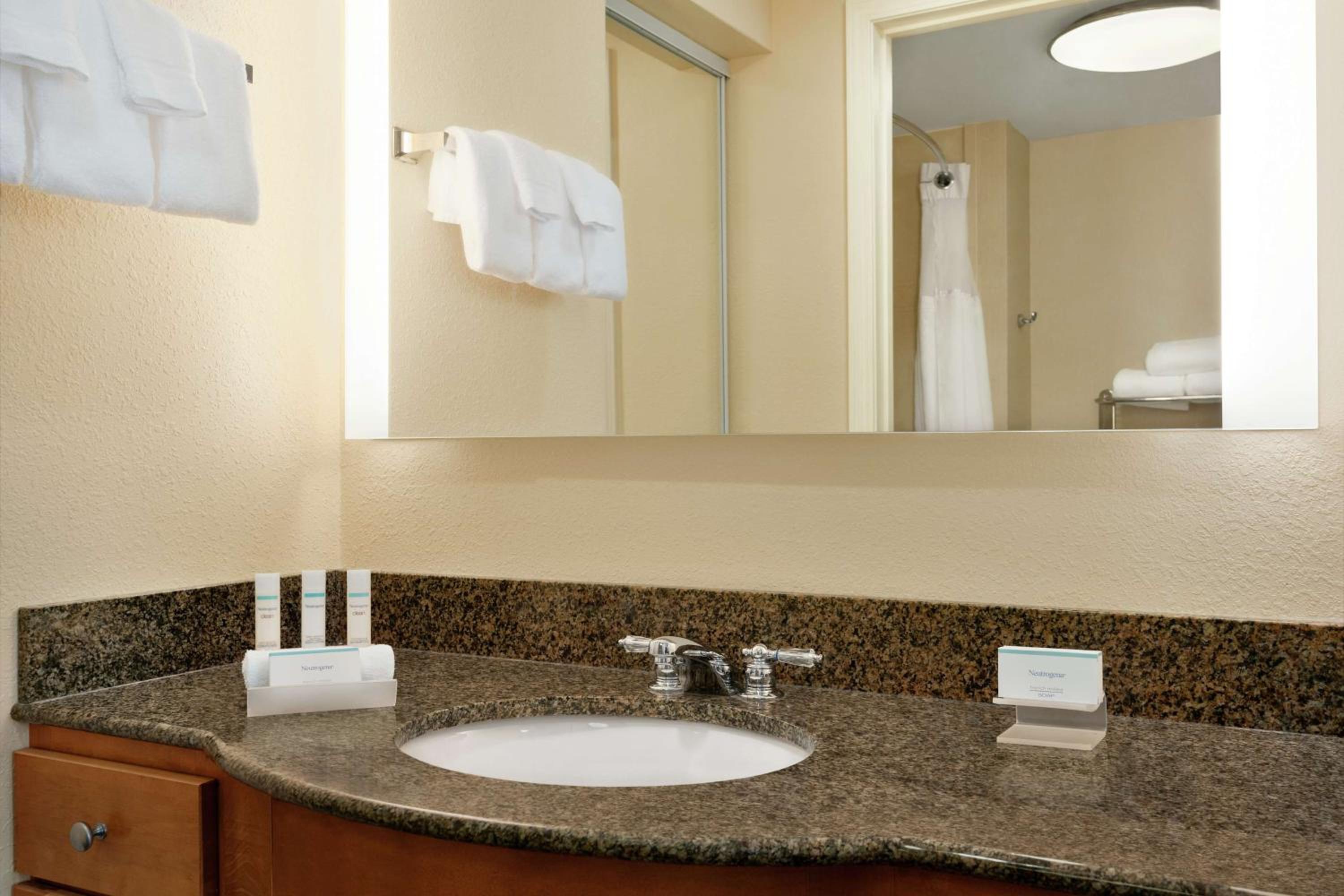 Two Bedroom Suite with One King and Two Queen Beds - Non-Smoking - Photo 4