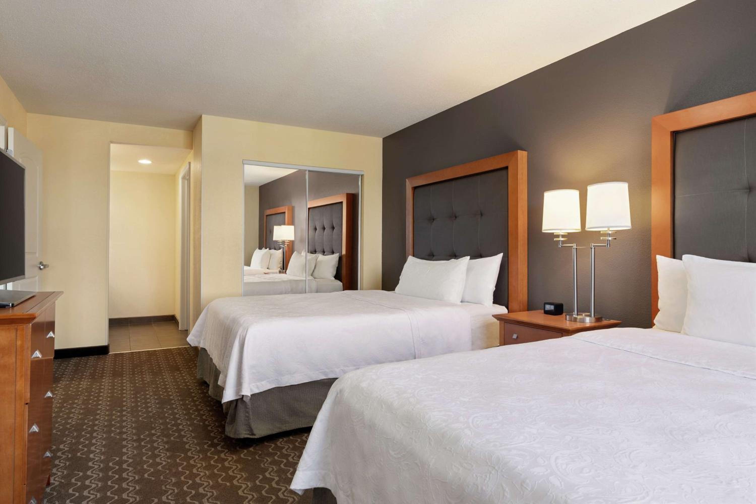 Two Bedroom Suite with One King and Two Queen Beds - Non-Smoking - Photo 2