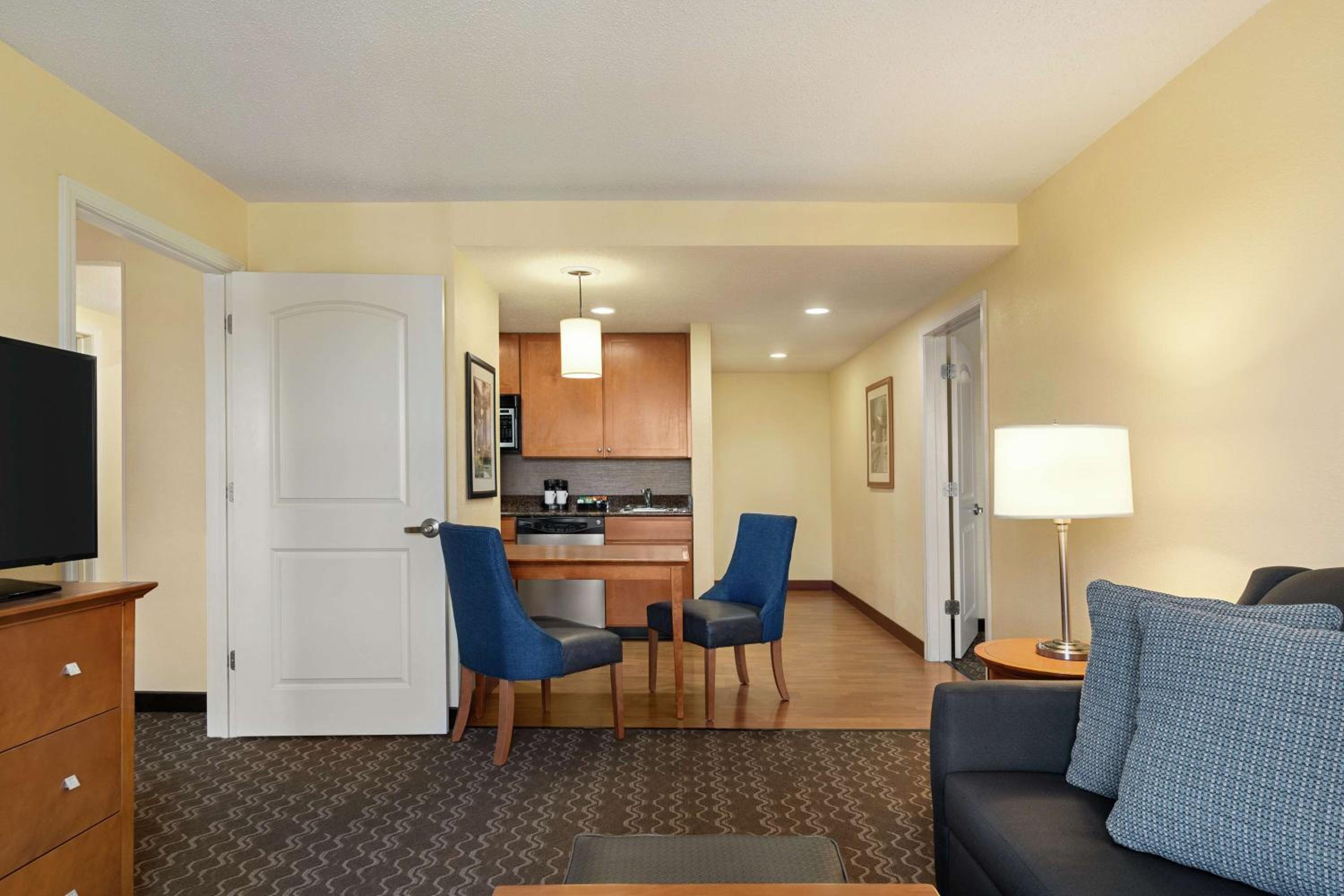 Two Bedroom Suite with One King and Two Queen Beds - Non-Smoking - Photo 3