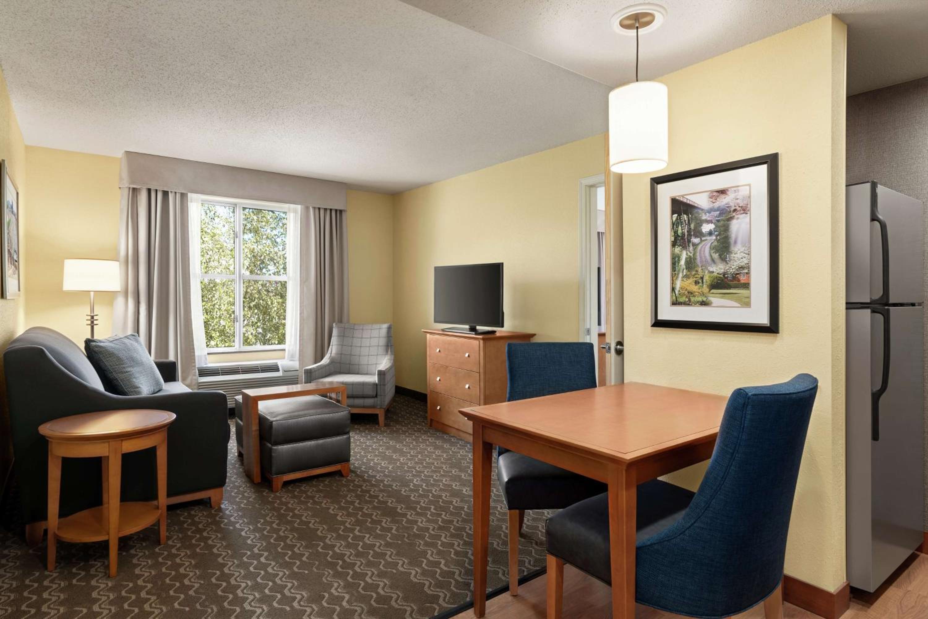 Premium One-Bedroom King Suite - Non-Smoking photo 3