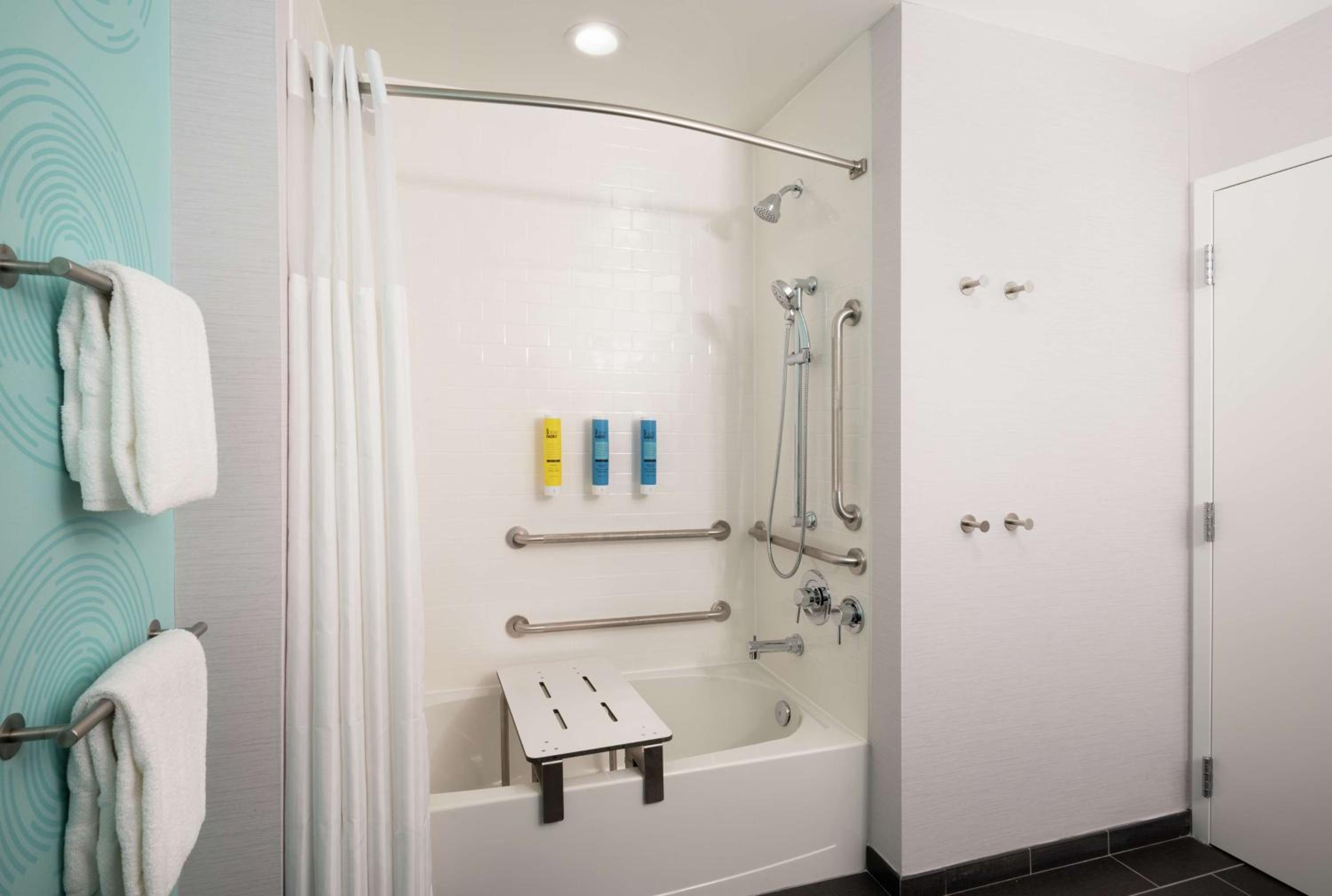 King Room with Bath Tub - Mobility Access - Photo 6