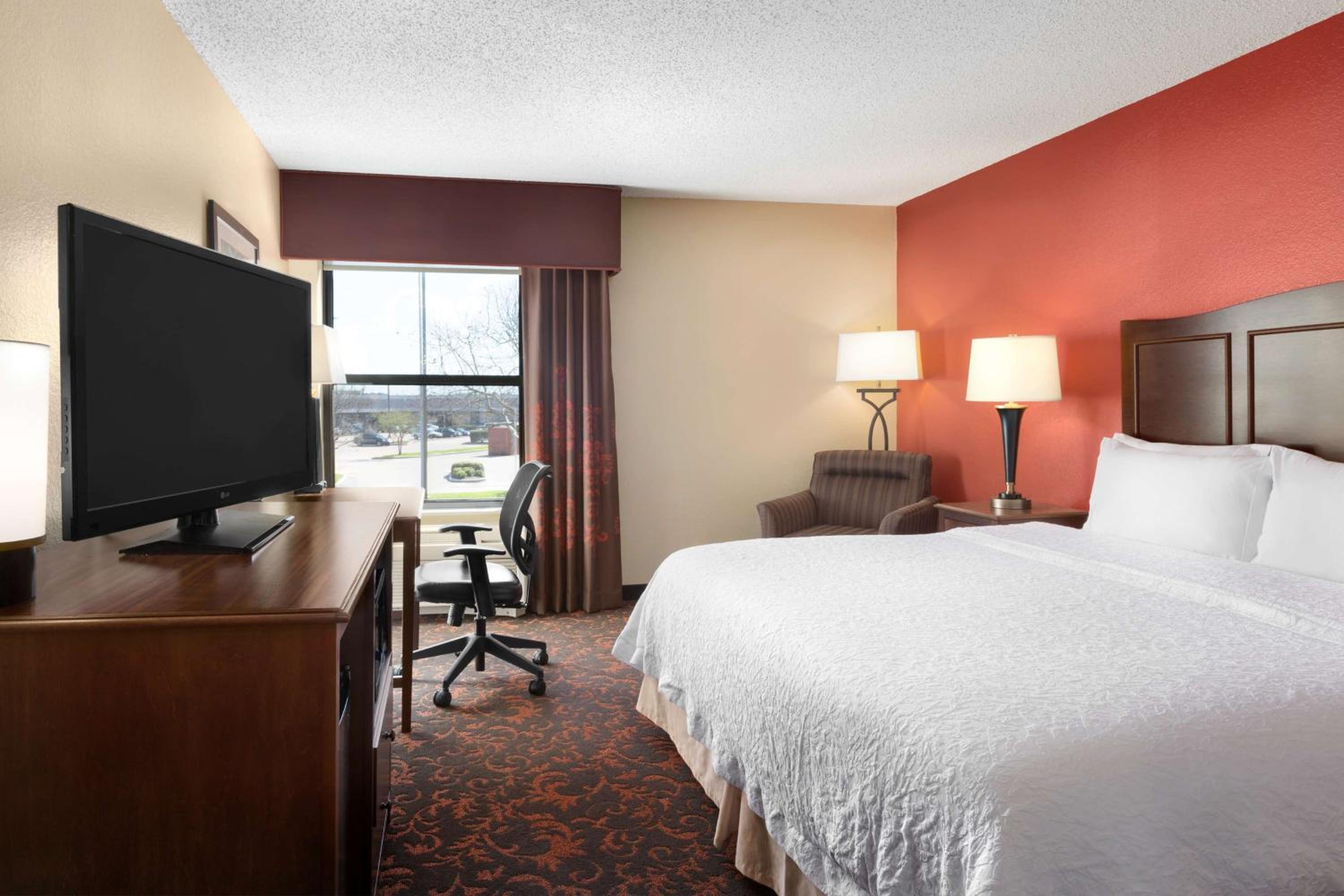King Room with King Bed - Non-Smoking - Photo 4