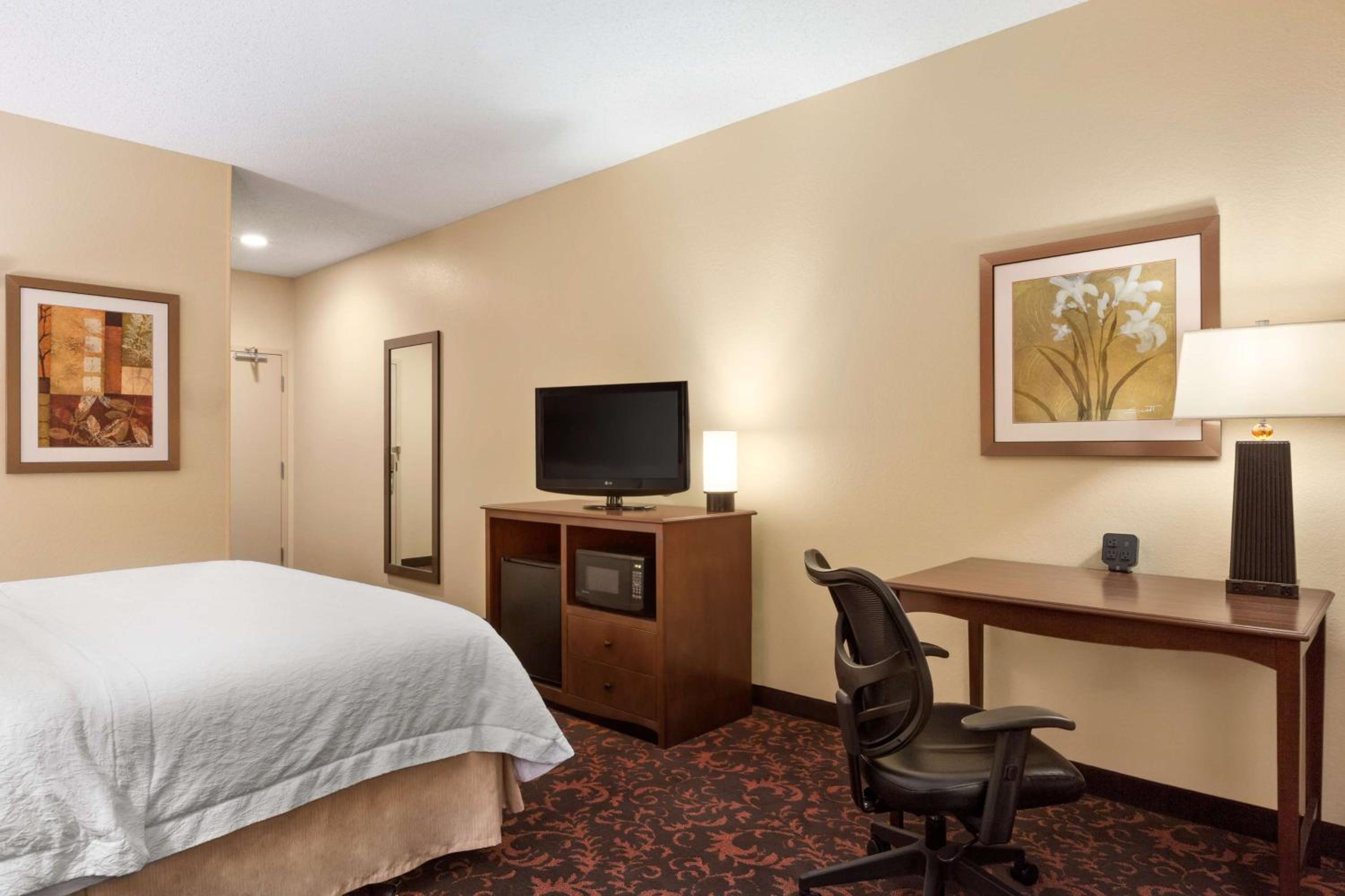 King Room with King Bed - Non-Smoking - Photo 1