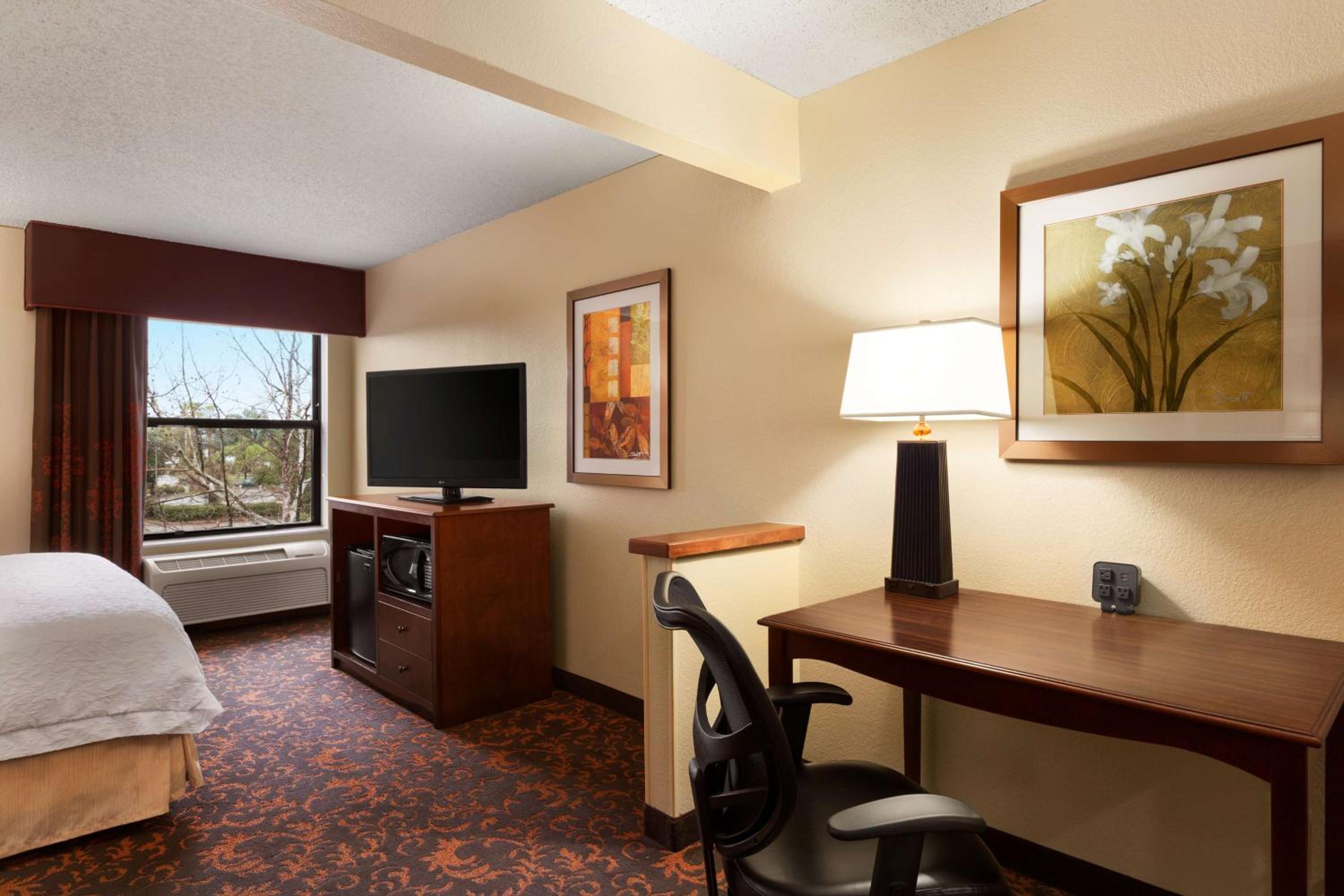 King Room with Sofa Bed and Study - Non-Smoking - Photo 6