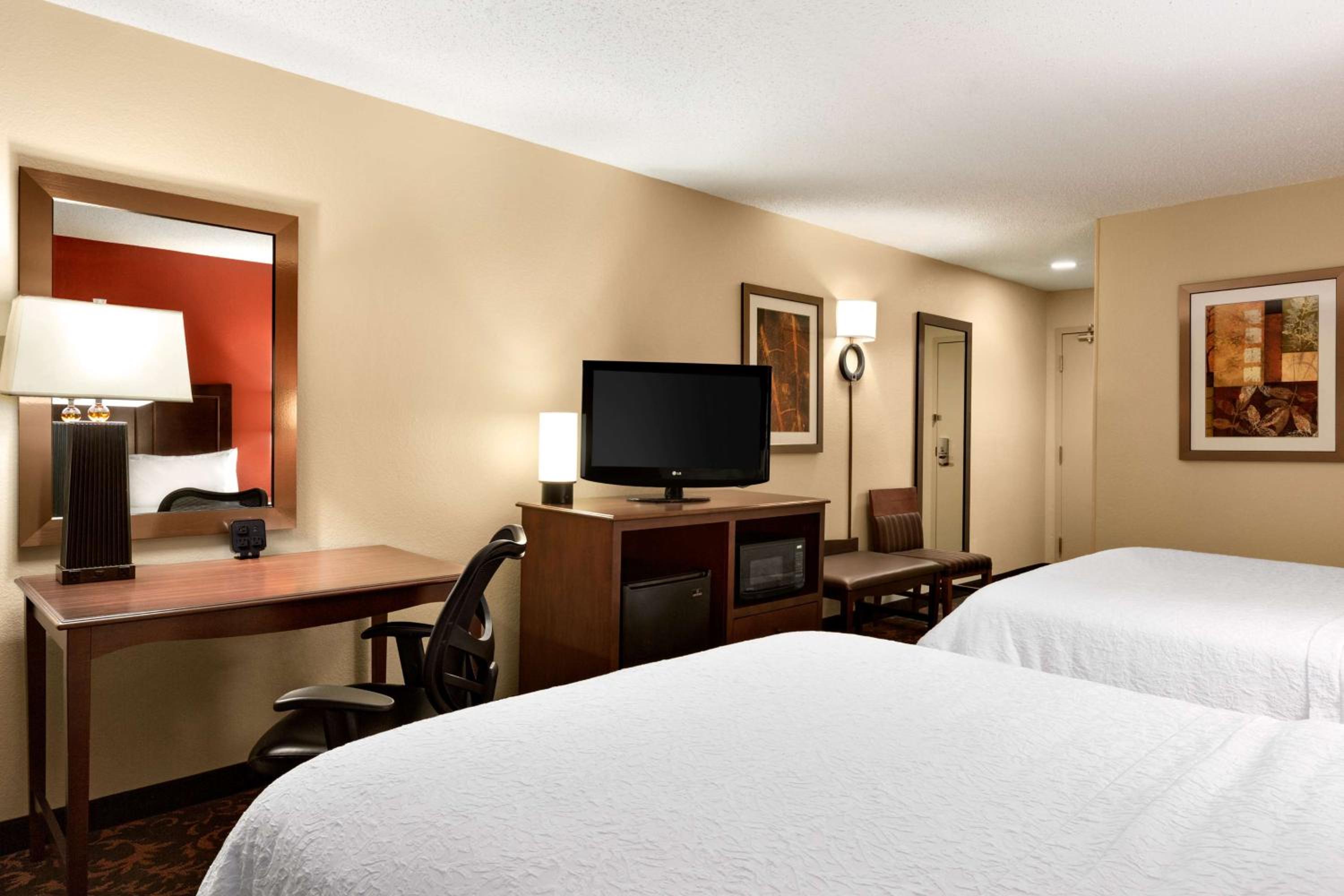 Room with Two Queen Beds - Non-Smoking - Photo 3