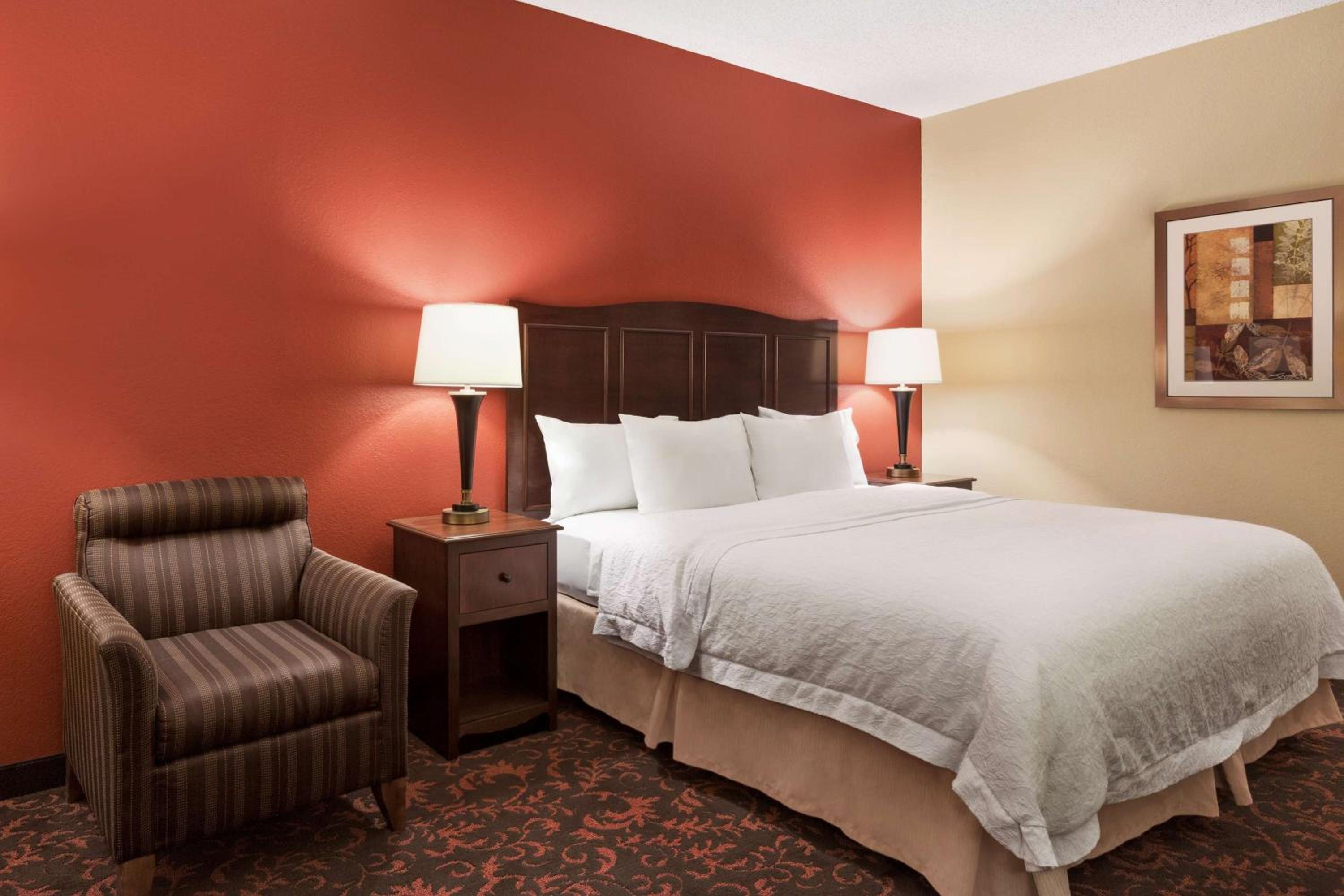 King Room with King Bed - Non-Smoking - Photo 3