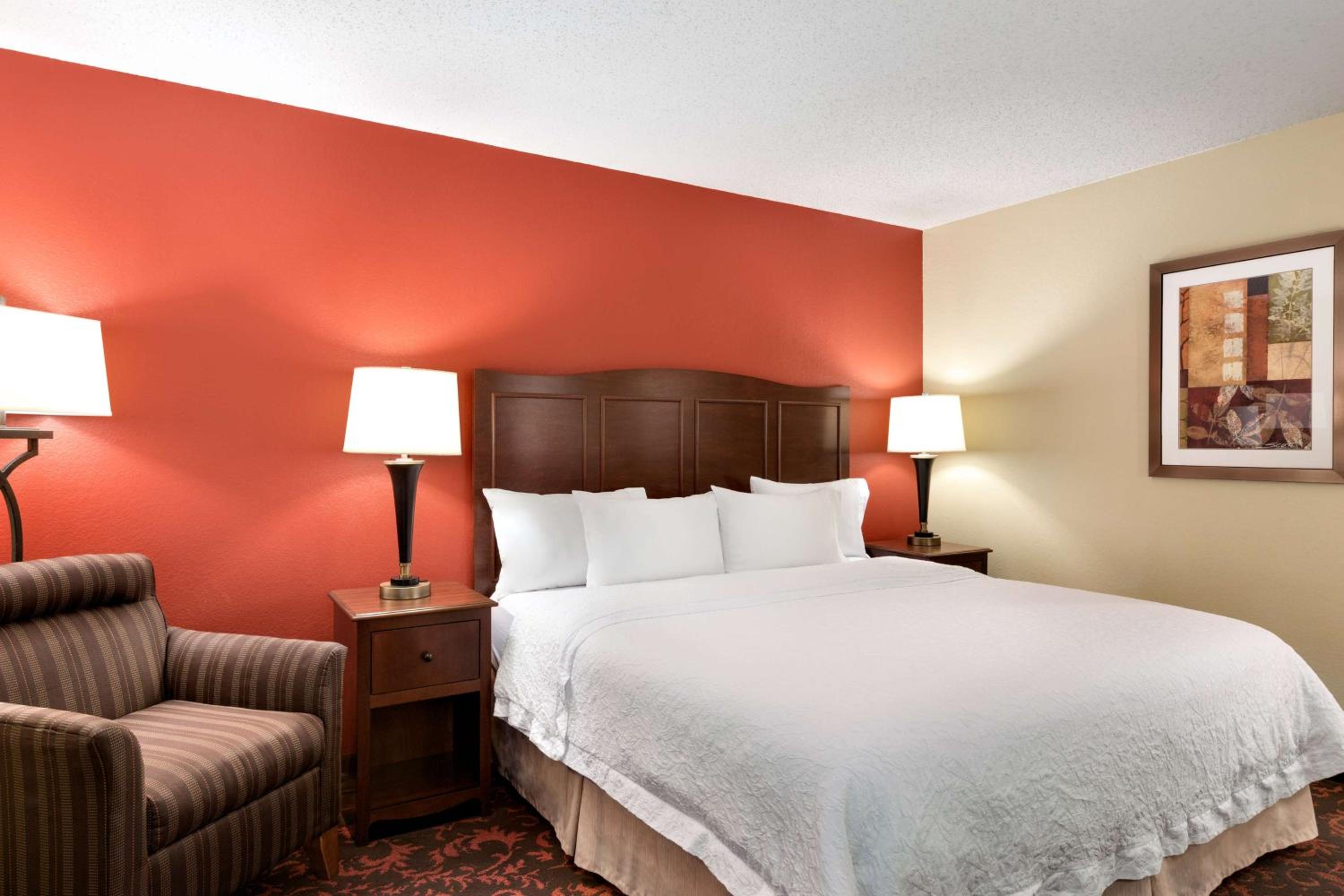 King Room with King Bed - Non-Smoking - Photo 5