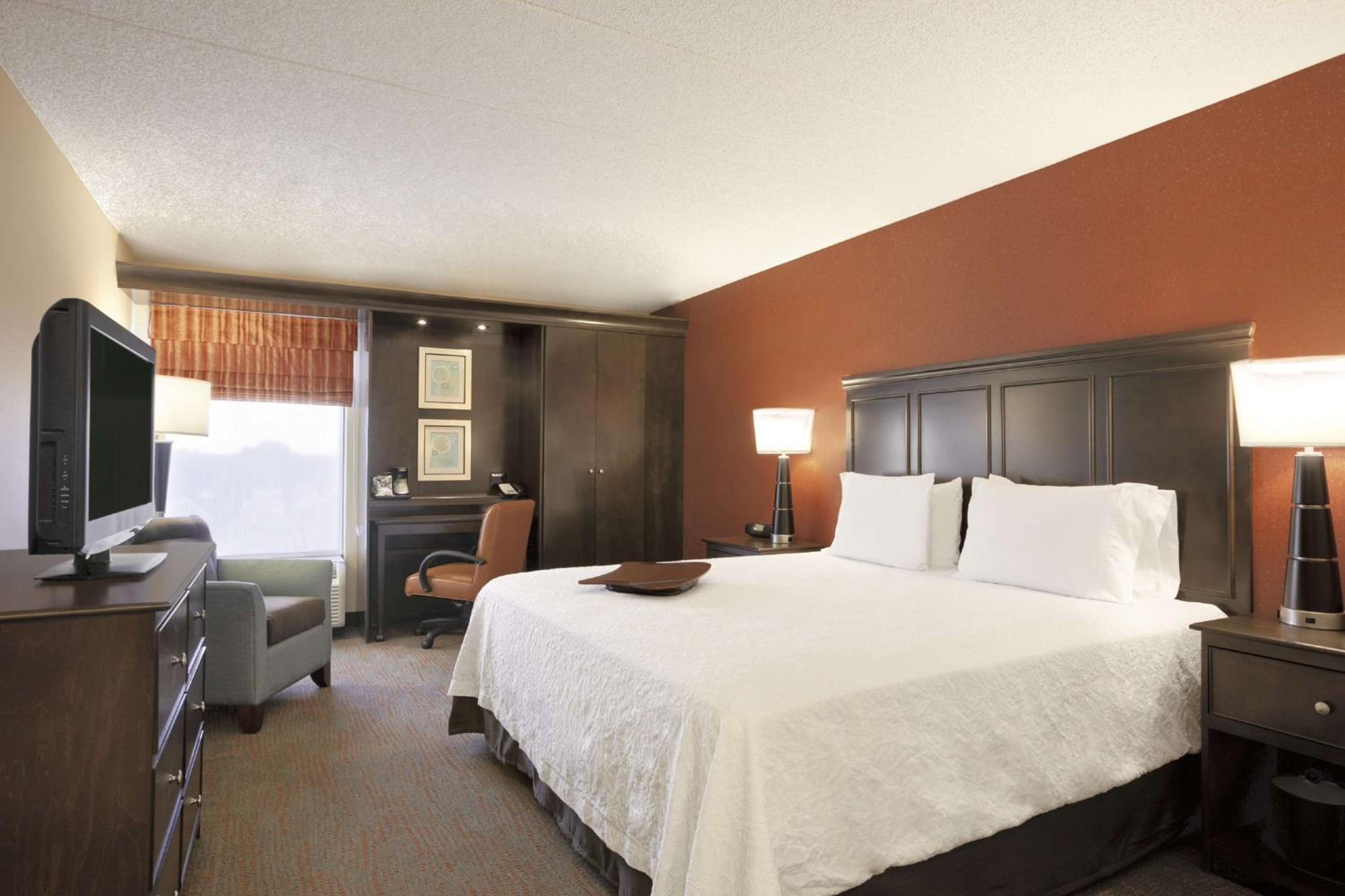 King Room with King Bed - Non-Smoking - Photo 3