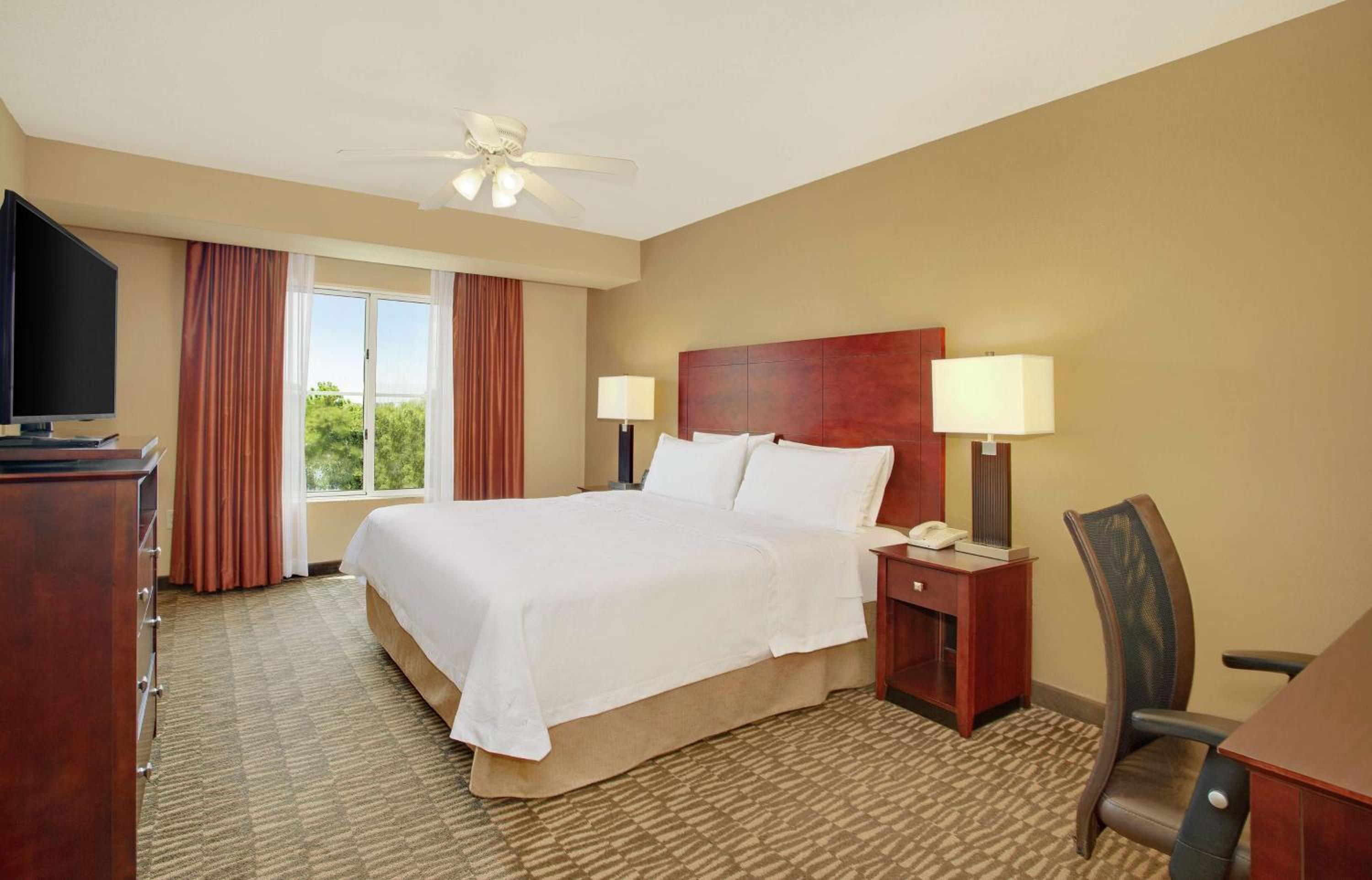 Two-Bedroom Suite with One King And Two Double Beds - Non-Smoking - Photo 5