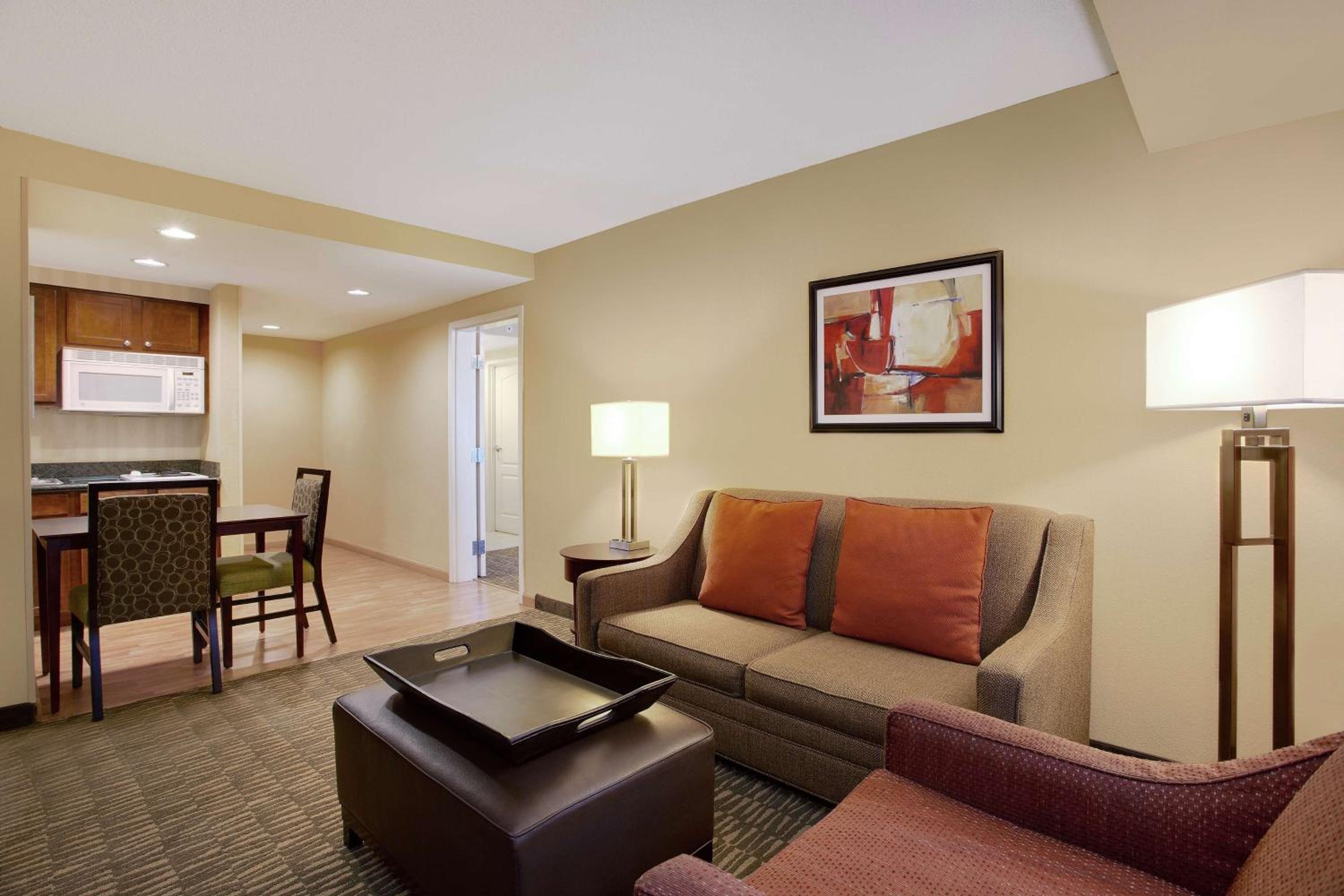 Two-Bedroom Suite with One King And Two Double Beds - Non-Smoking - Photo 4