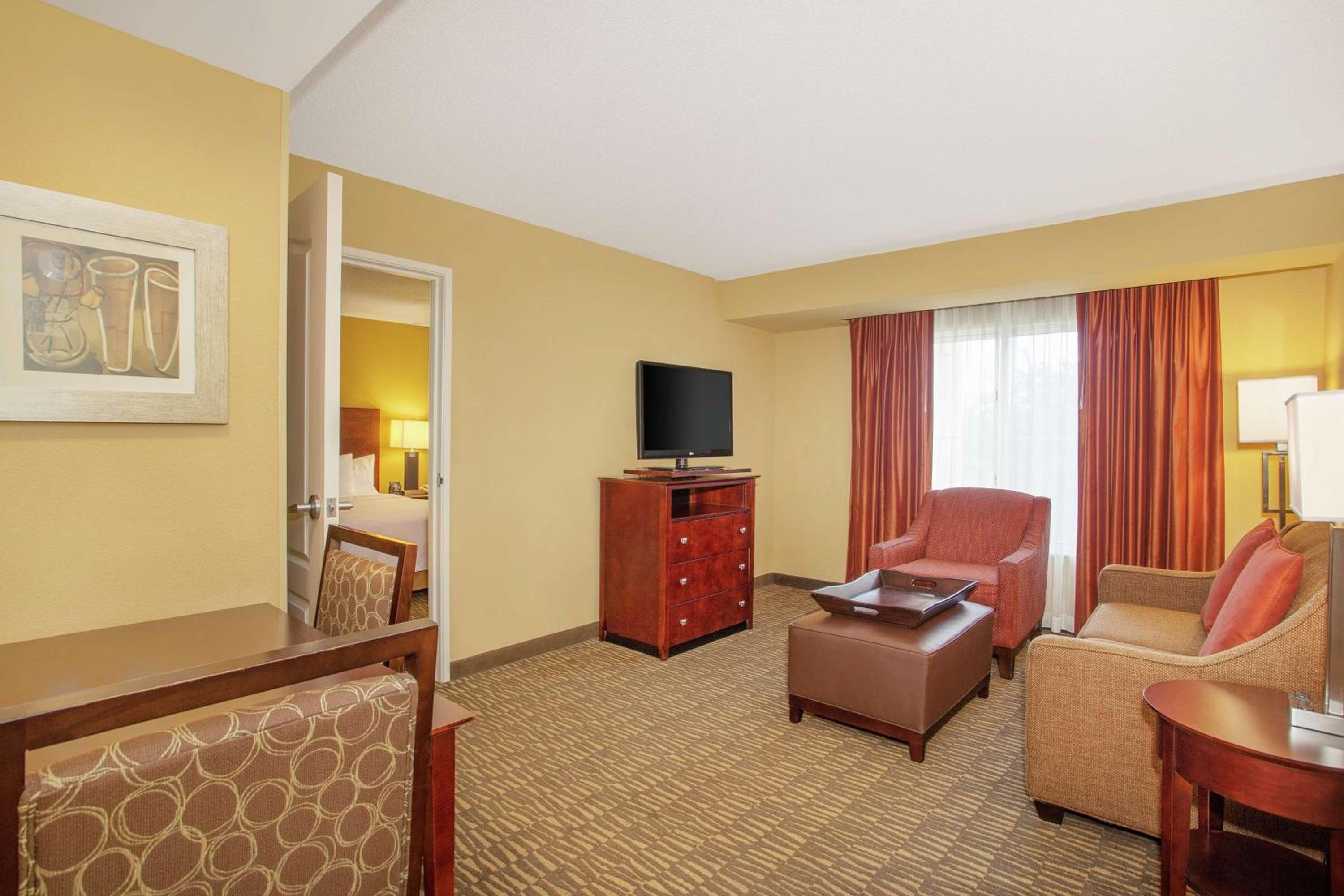 One-Bedroom Queen Suite with Two Queen Beds - Non-Smoking - Photo 4