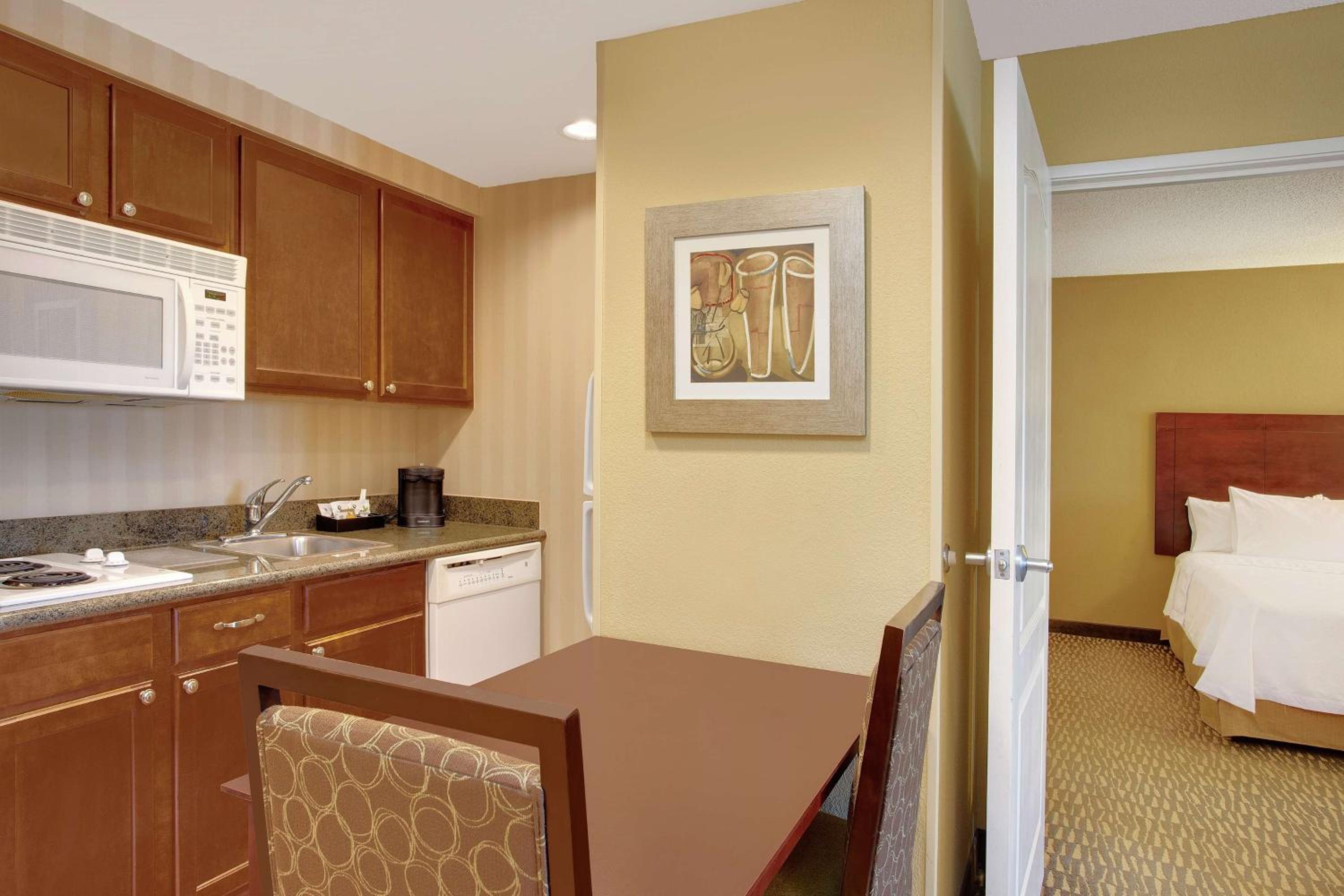 One-Bedroom Queen Suite with Two Queen Beds - Non-Smoking - Photo 2
