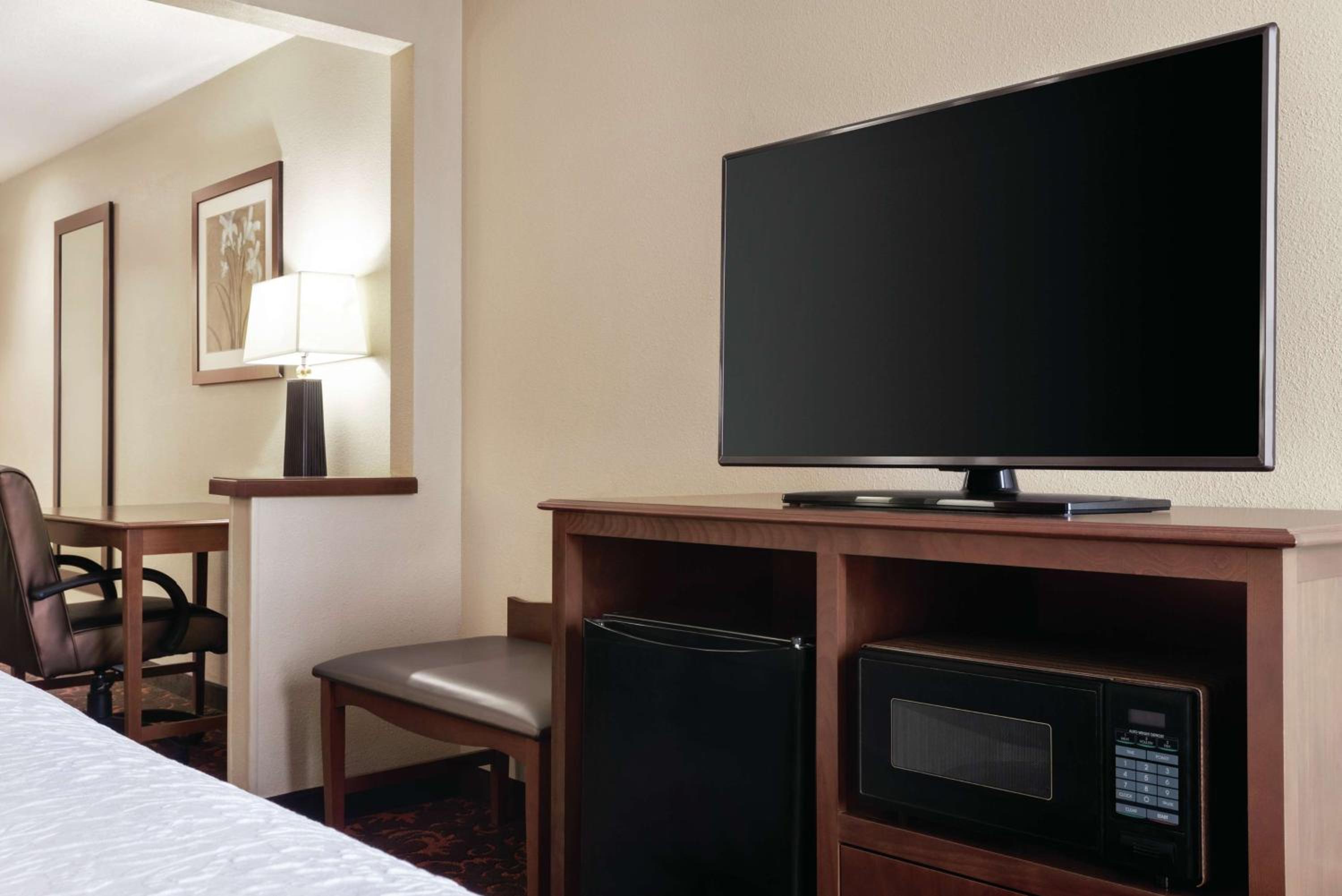 King Room with King Bed - Non-Smoking - Photo 1