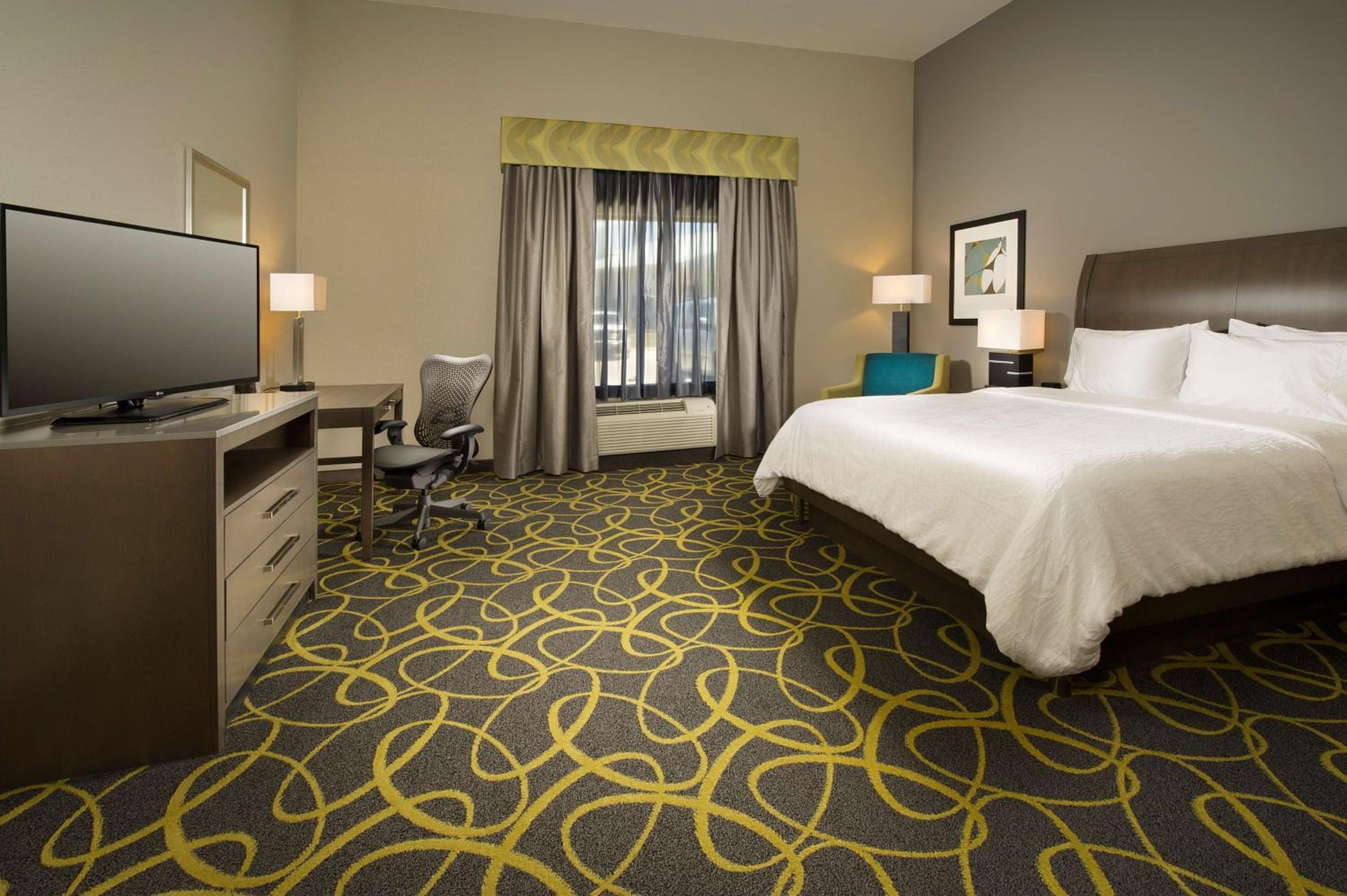 King Room with Roll-In Shower - Mobility Access photo 2