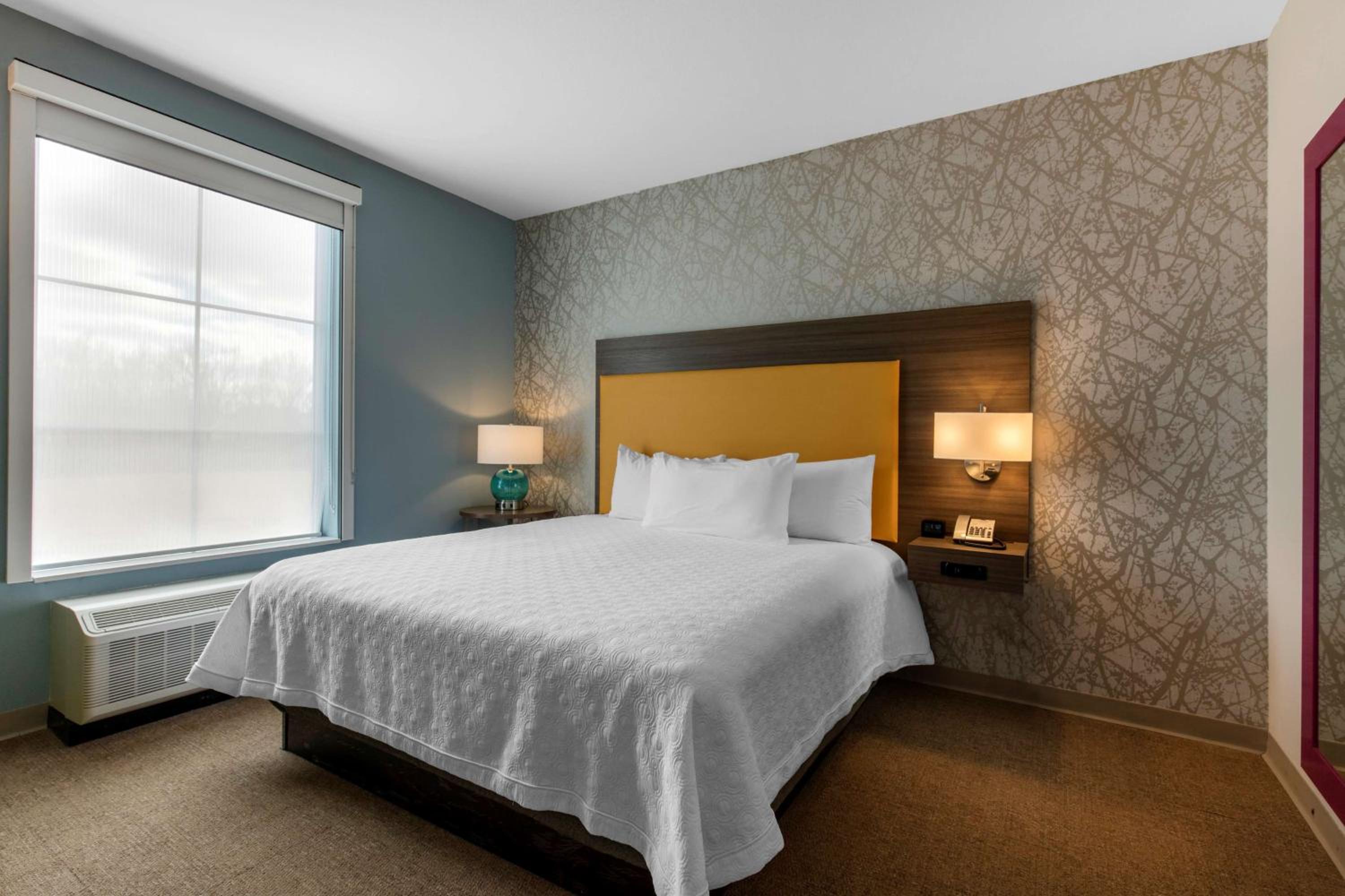King Suite - Mobility and Hearing Access/Non-Smoking