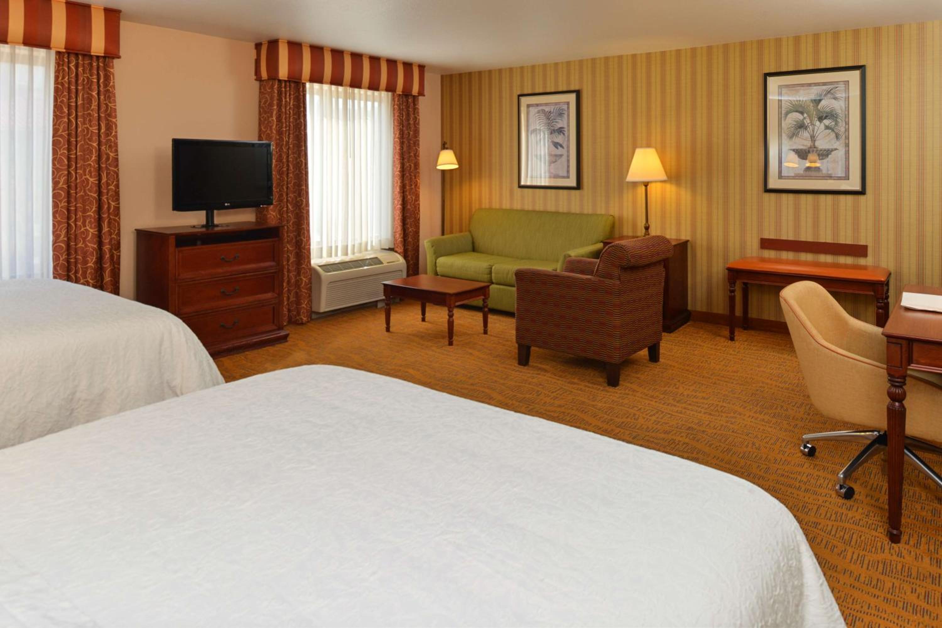 Queen Studio Suite with Two Queen Beds and Sofa Bed - Non-Smoking - Photo 2