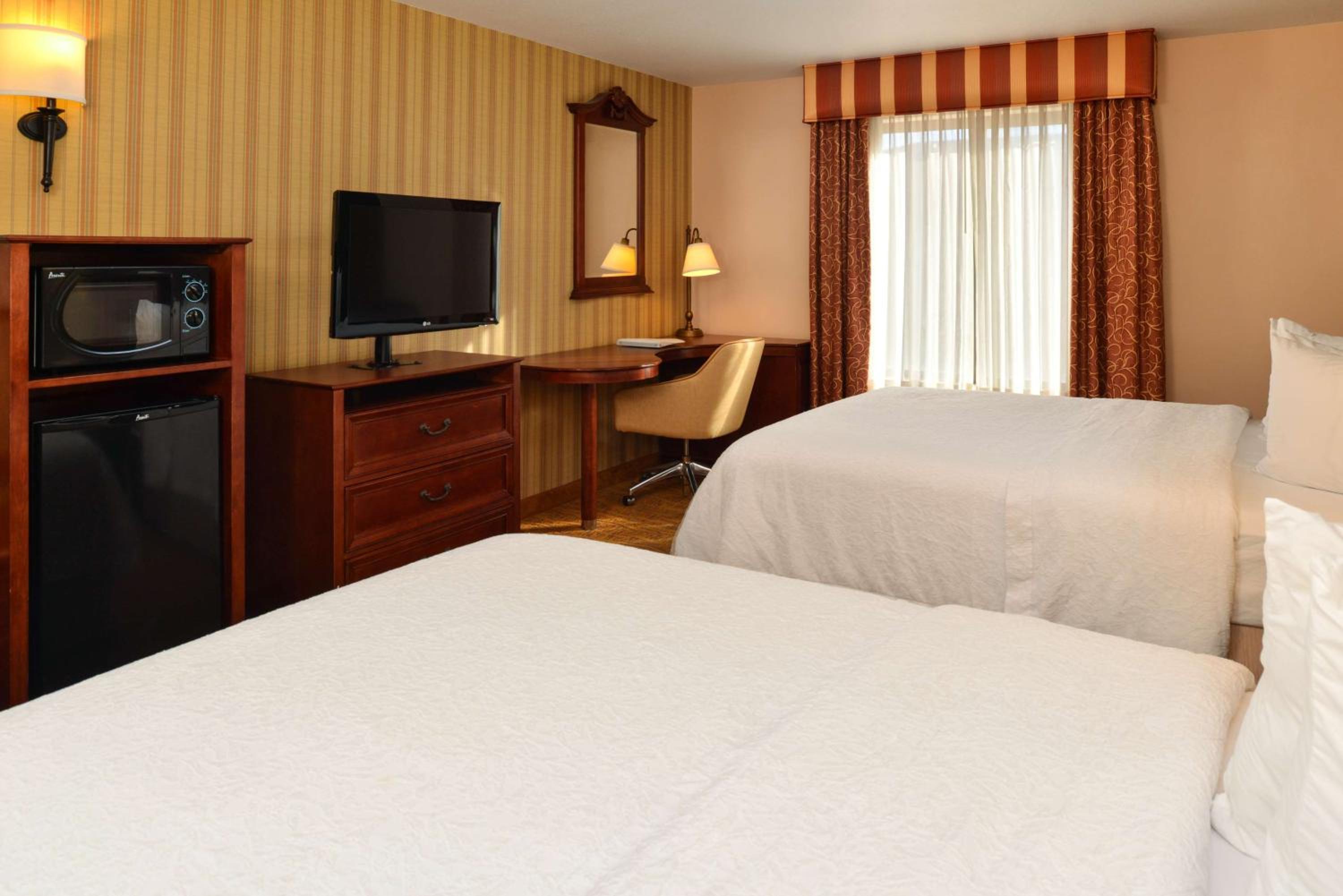 Room with Two Queen Beds - Non-Smoking - Photo 3
