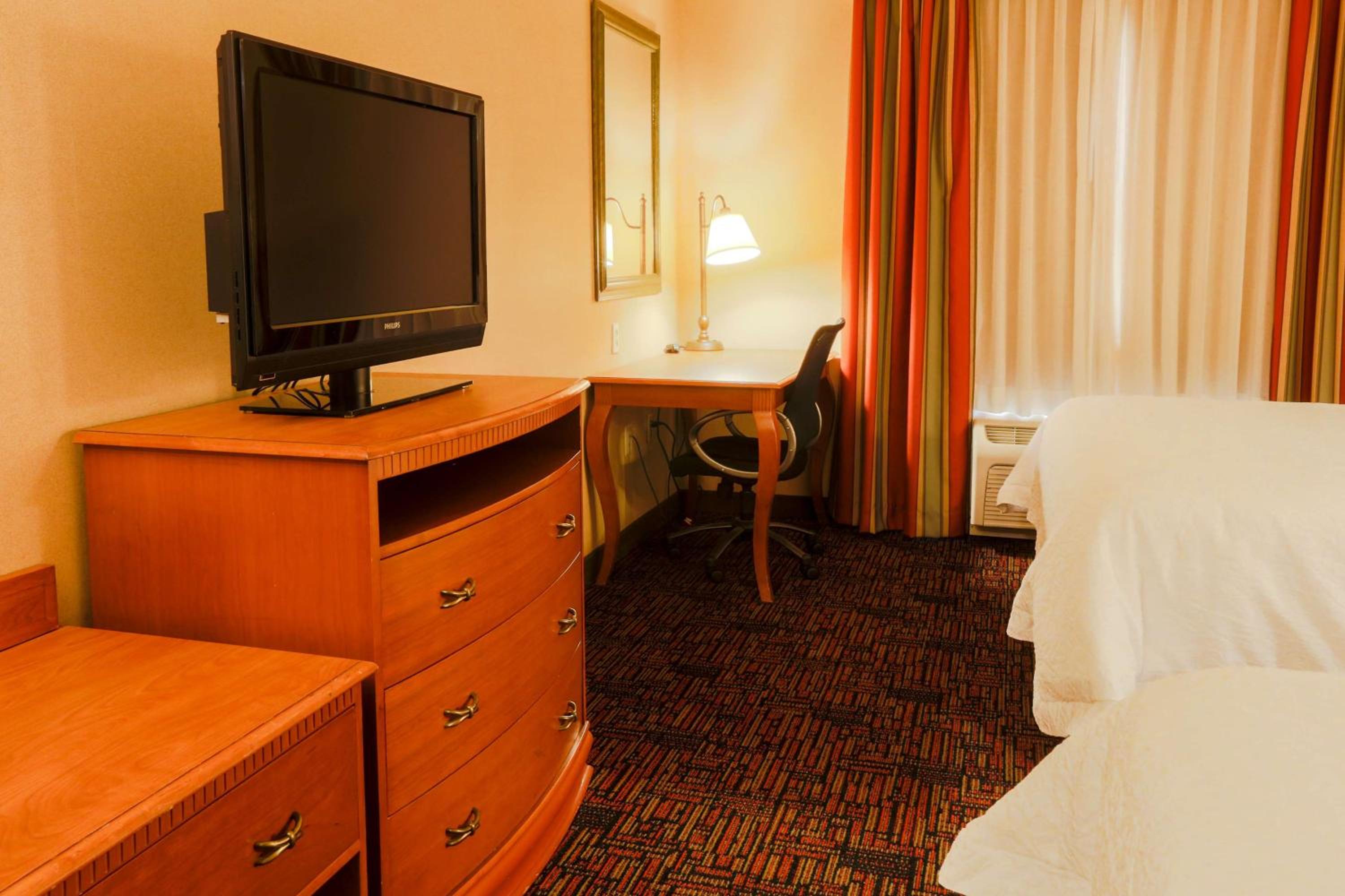 Room with Two Queen Beds - Non-Smoking - Photo 3