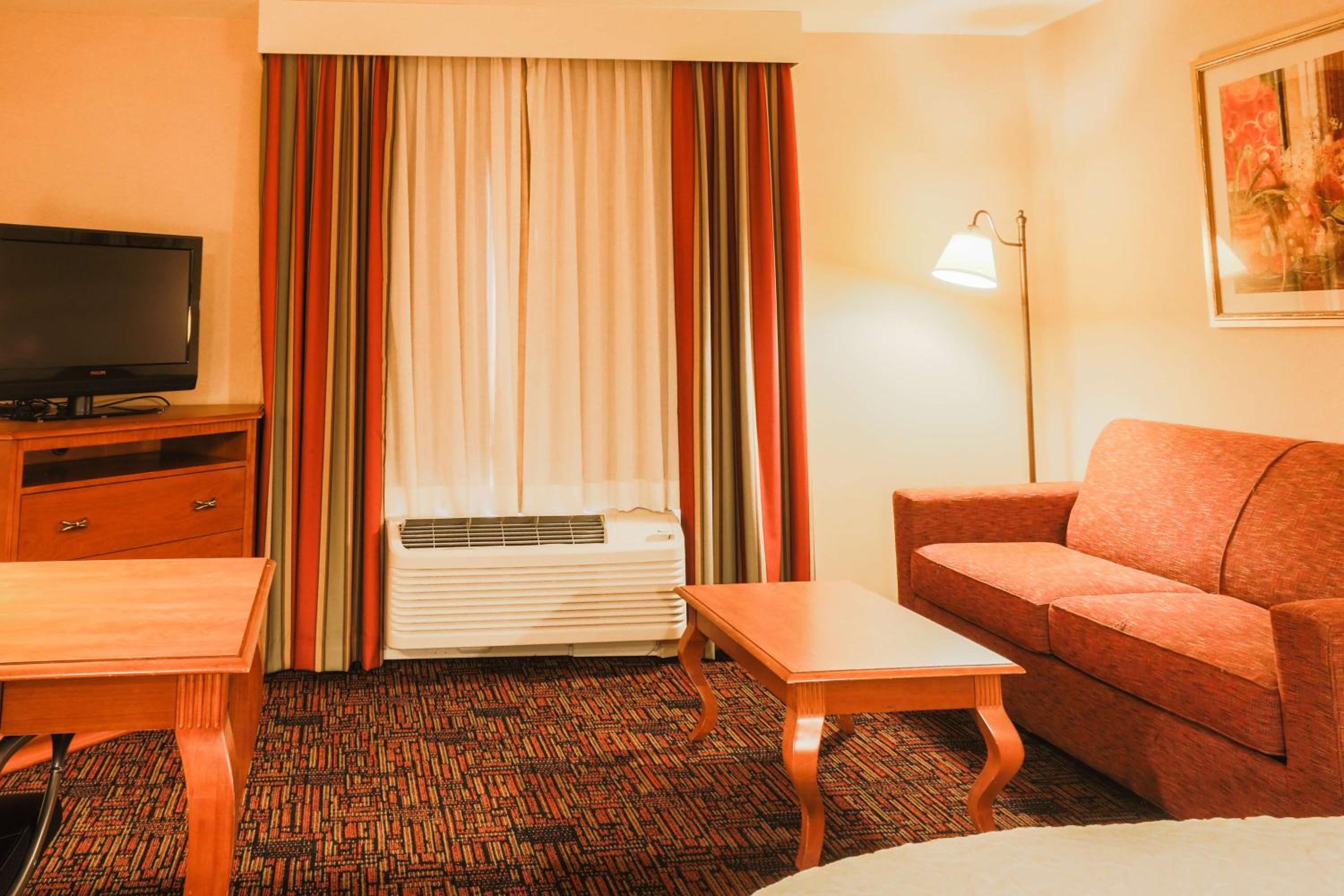King Room with King Bed - Non-Smoking - Photo 5