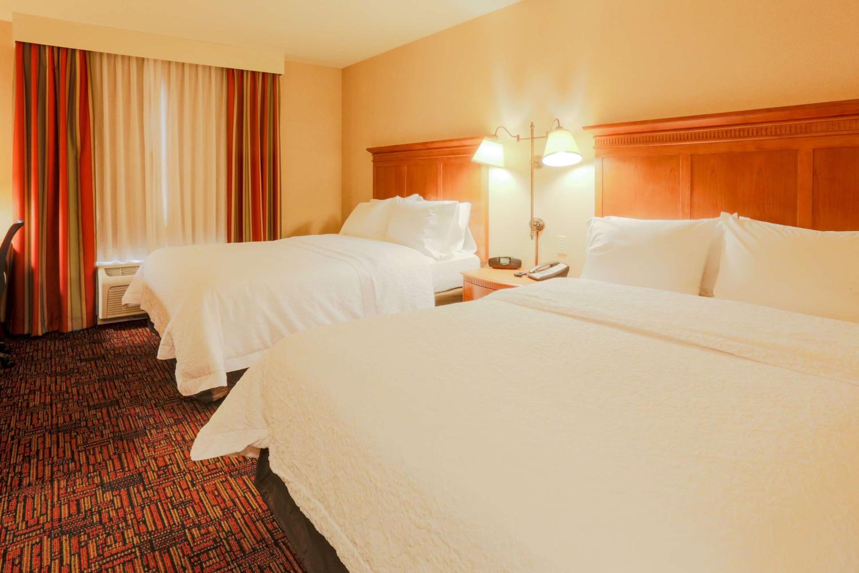 Room with Two Queen Beds - Non-Smoking - Photo 4