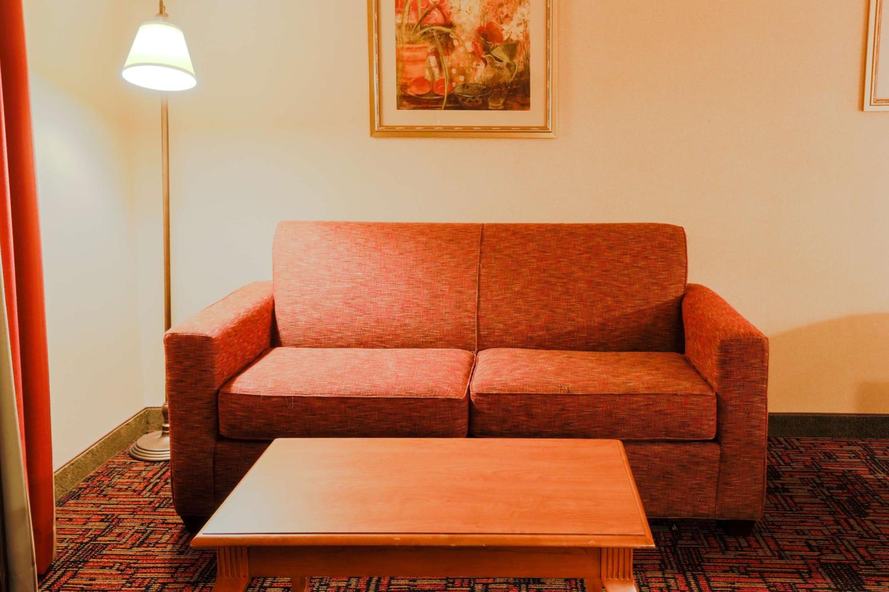 King Room with King Bed - Non-Smoking - Photo 4