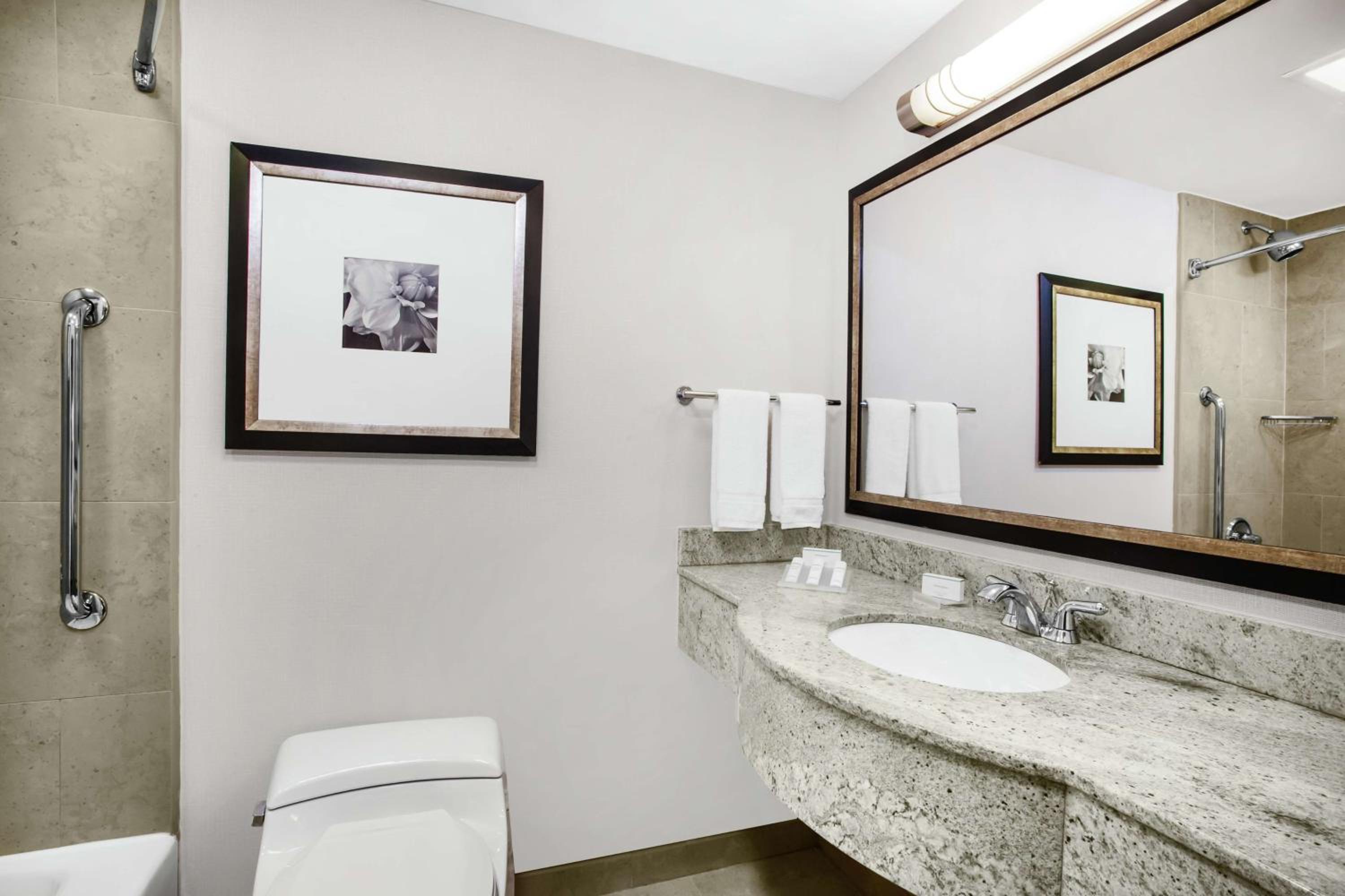 King Room with Bath Tub - Mobility Access - Non-Smoking thumbnail 5