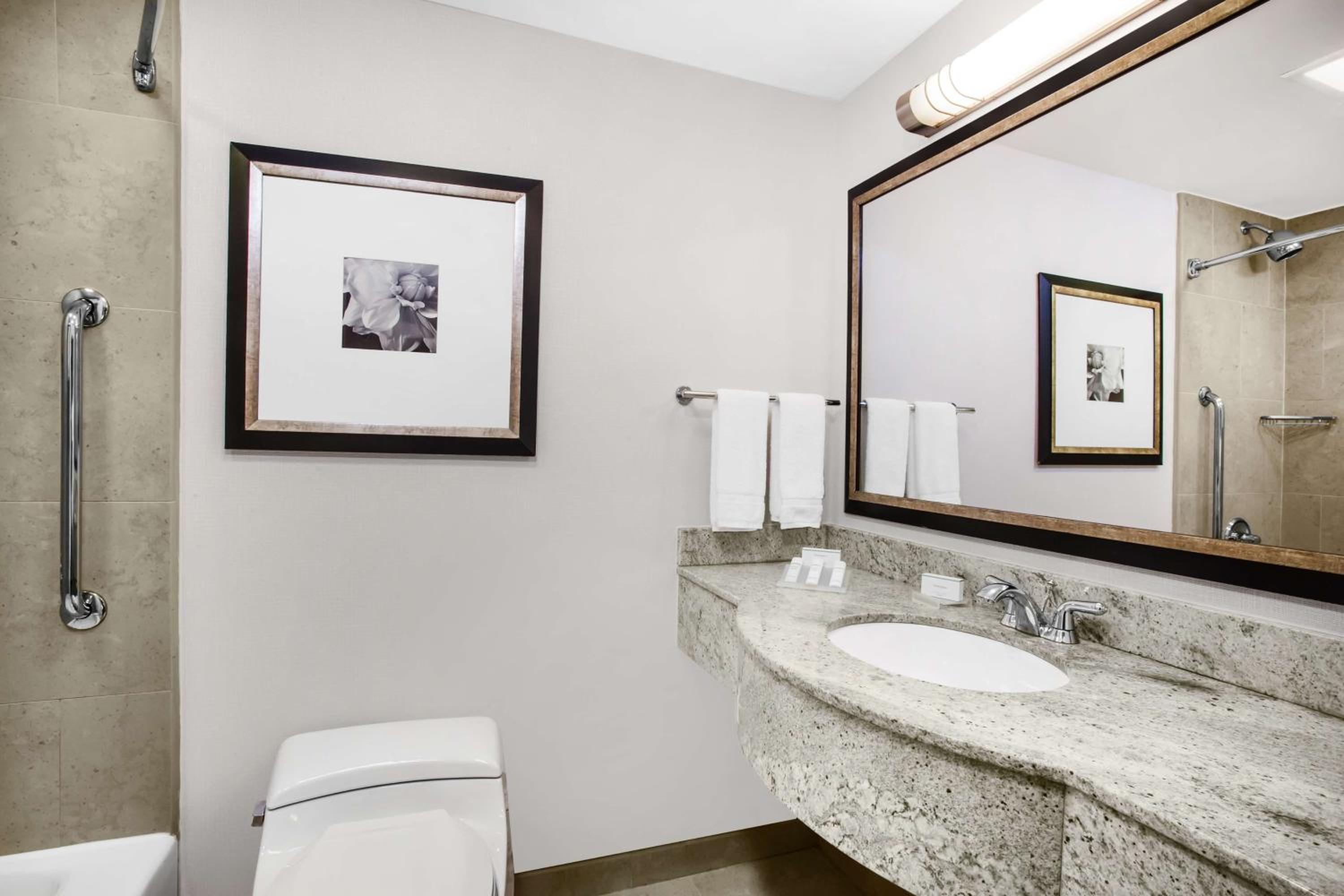 King Room with Bath Tub - Mobility Access - Non-Smoking thumbnail 6