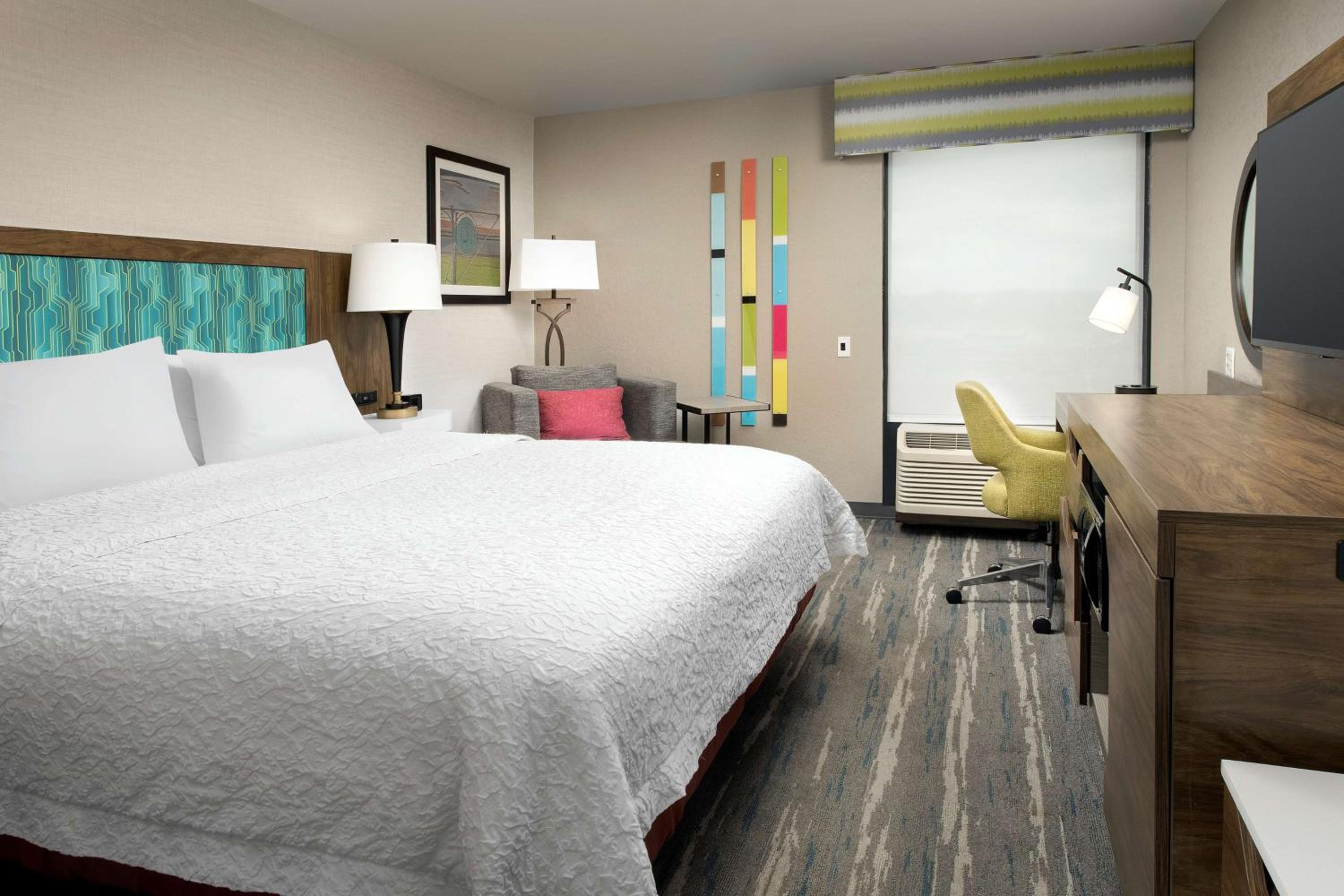 King Room with King Bed - Non-Smoking - Photo 5