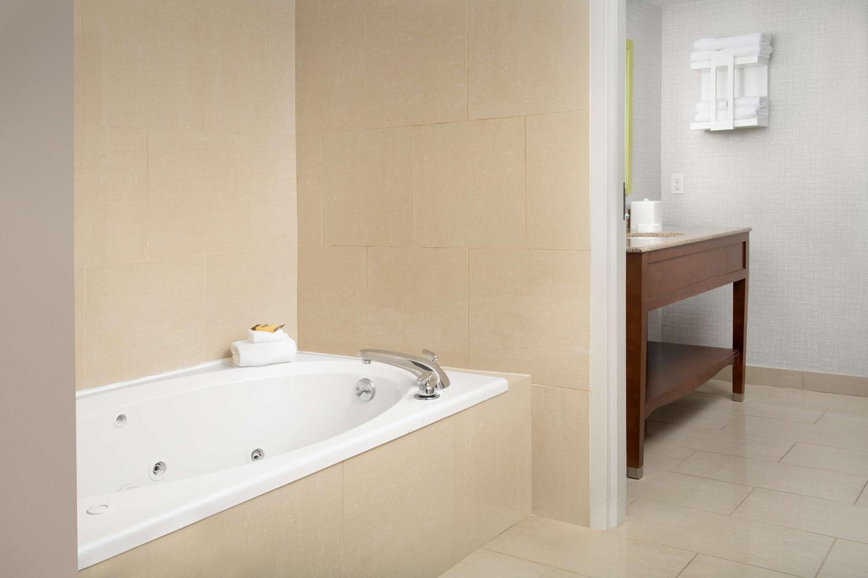 King Room with Spa Bath - Photo 3