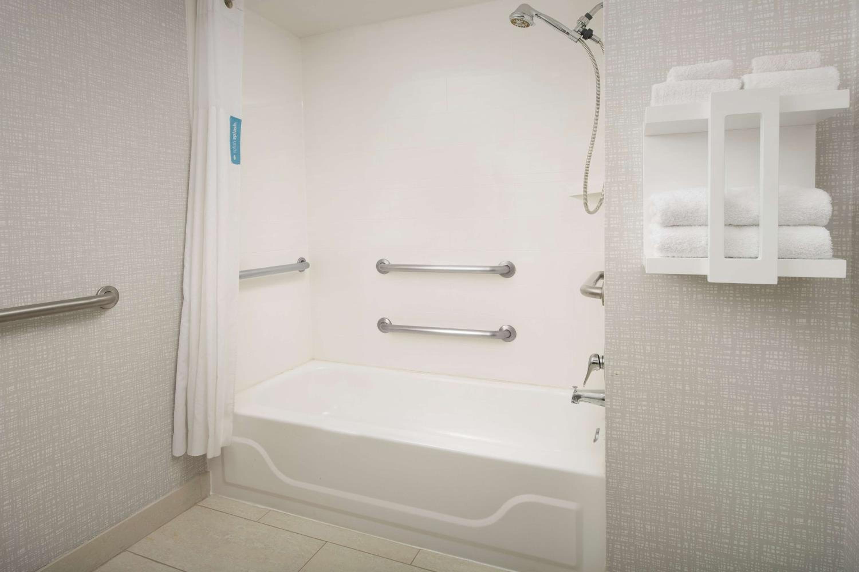 King Room with Accessible Tub - Mobility and Hearing Access/Non-Smoking - Photo 4