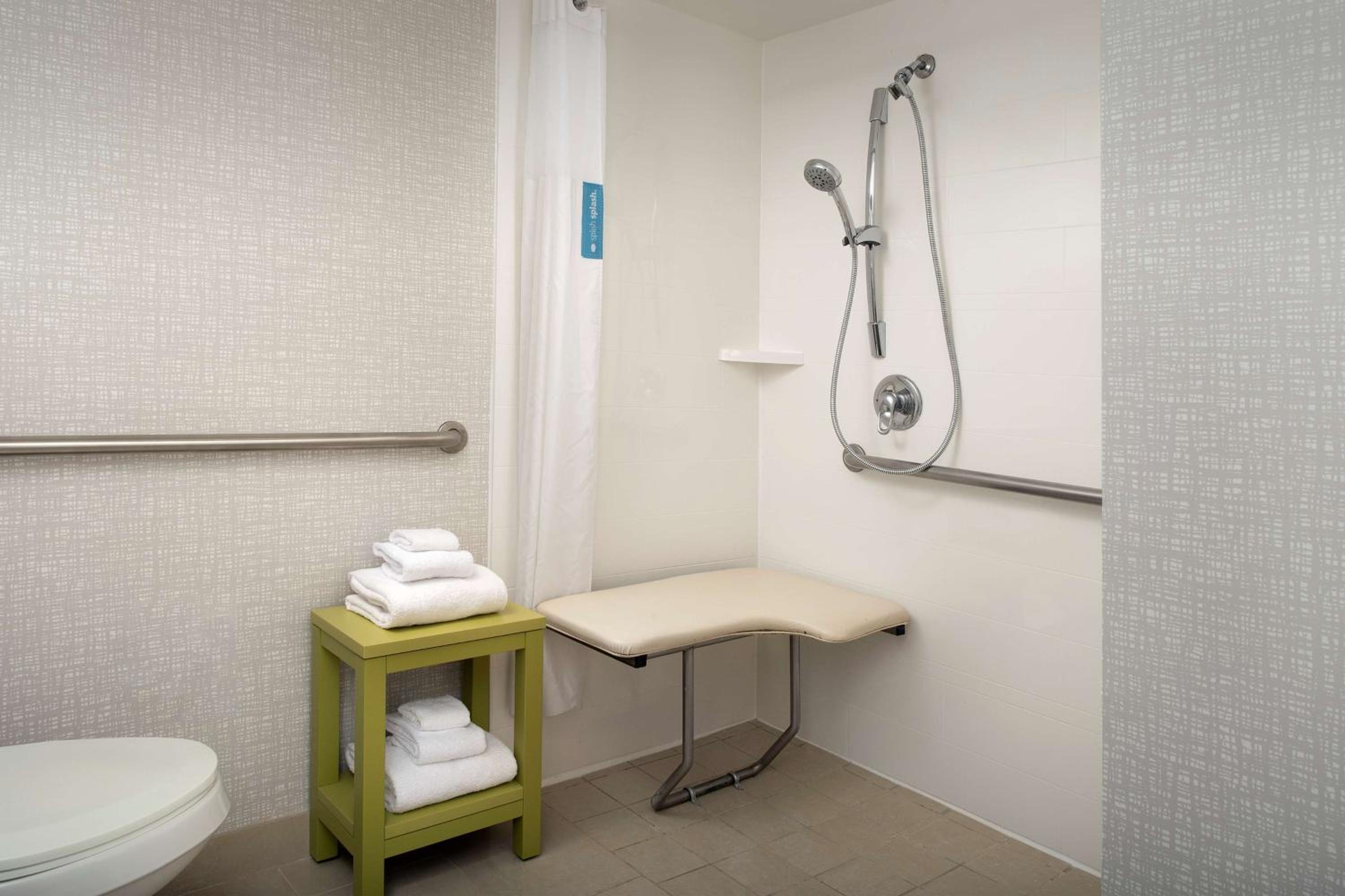 King Room with Roll-In Shower - Mobility and Hearing Access/Non-Smoking - Photo 3