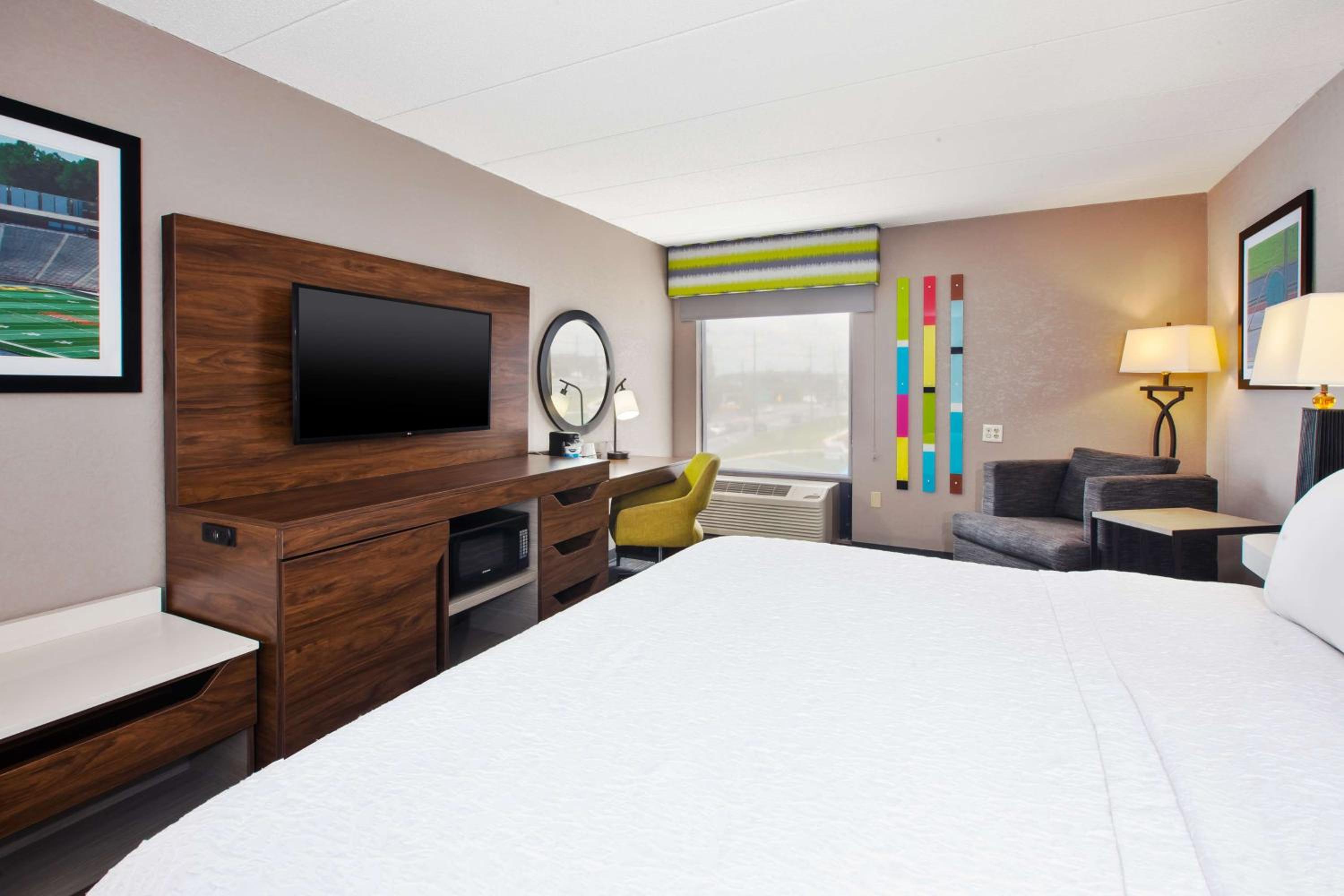 King Room with King Bed - Non-Smoking - Photo 3