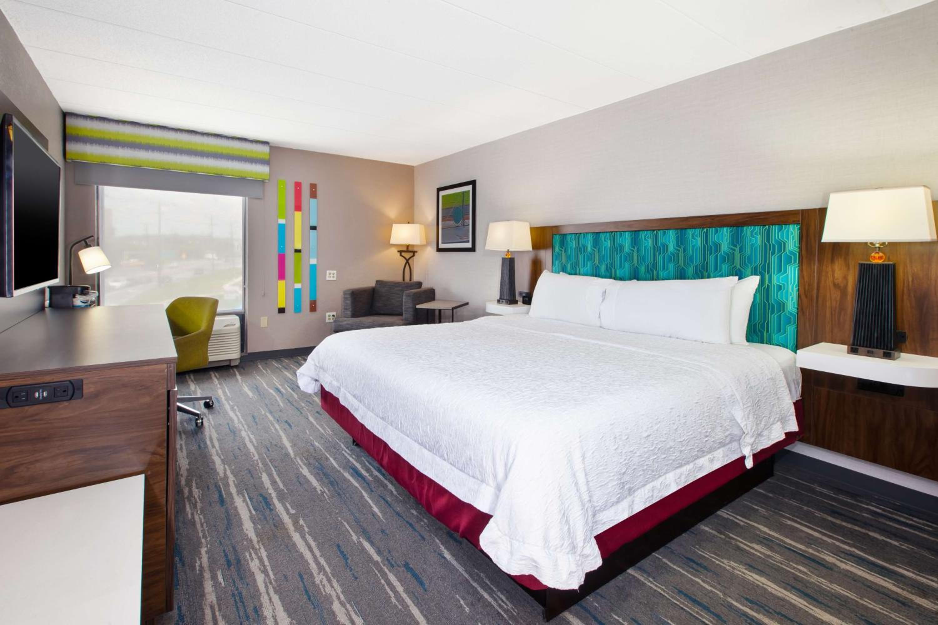 King Room with King Bed - Non-Smoking - Photo 4